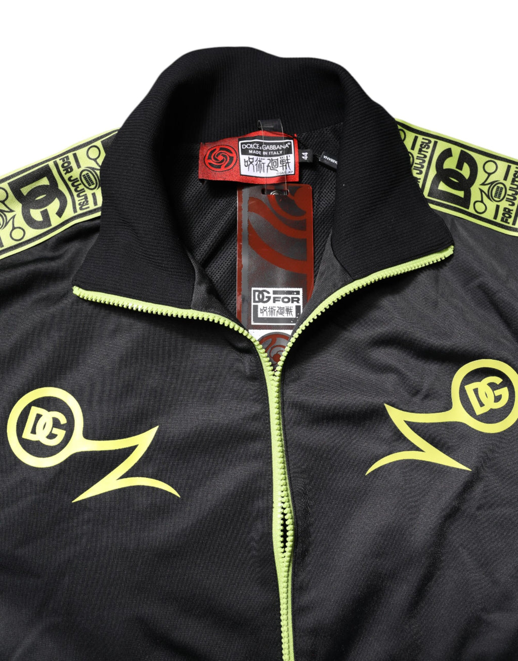 Schwarze Bomberjacke mit Rollkragen und Reißverschluss und Logo