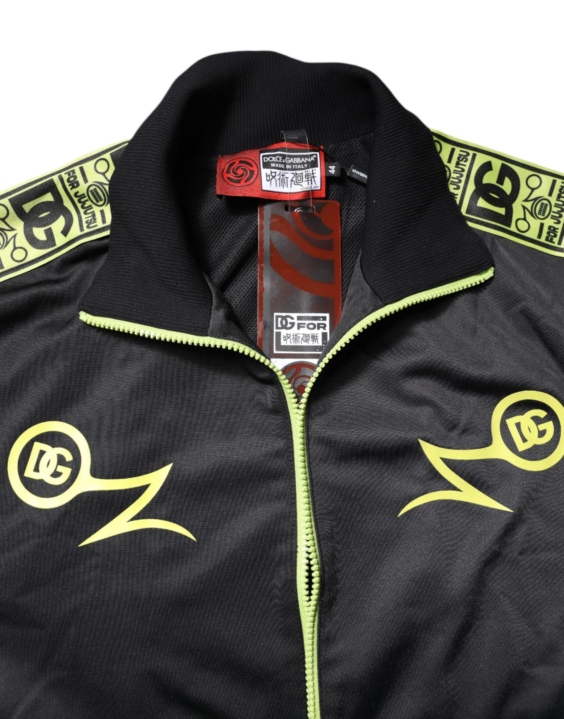 Schwarze Bomberjacke mit Rollkragen und Reißverschluss und Logo