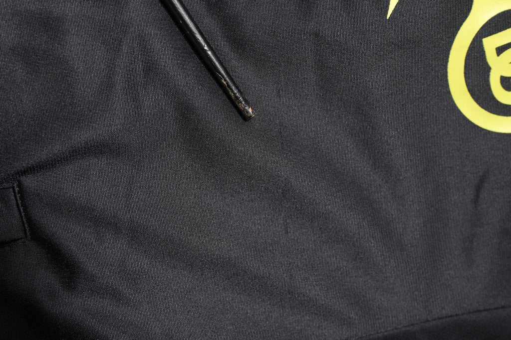 Schwarze Bomberjacke mit Rollkragen und Reißverschluss und Logo