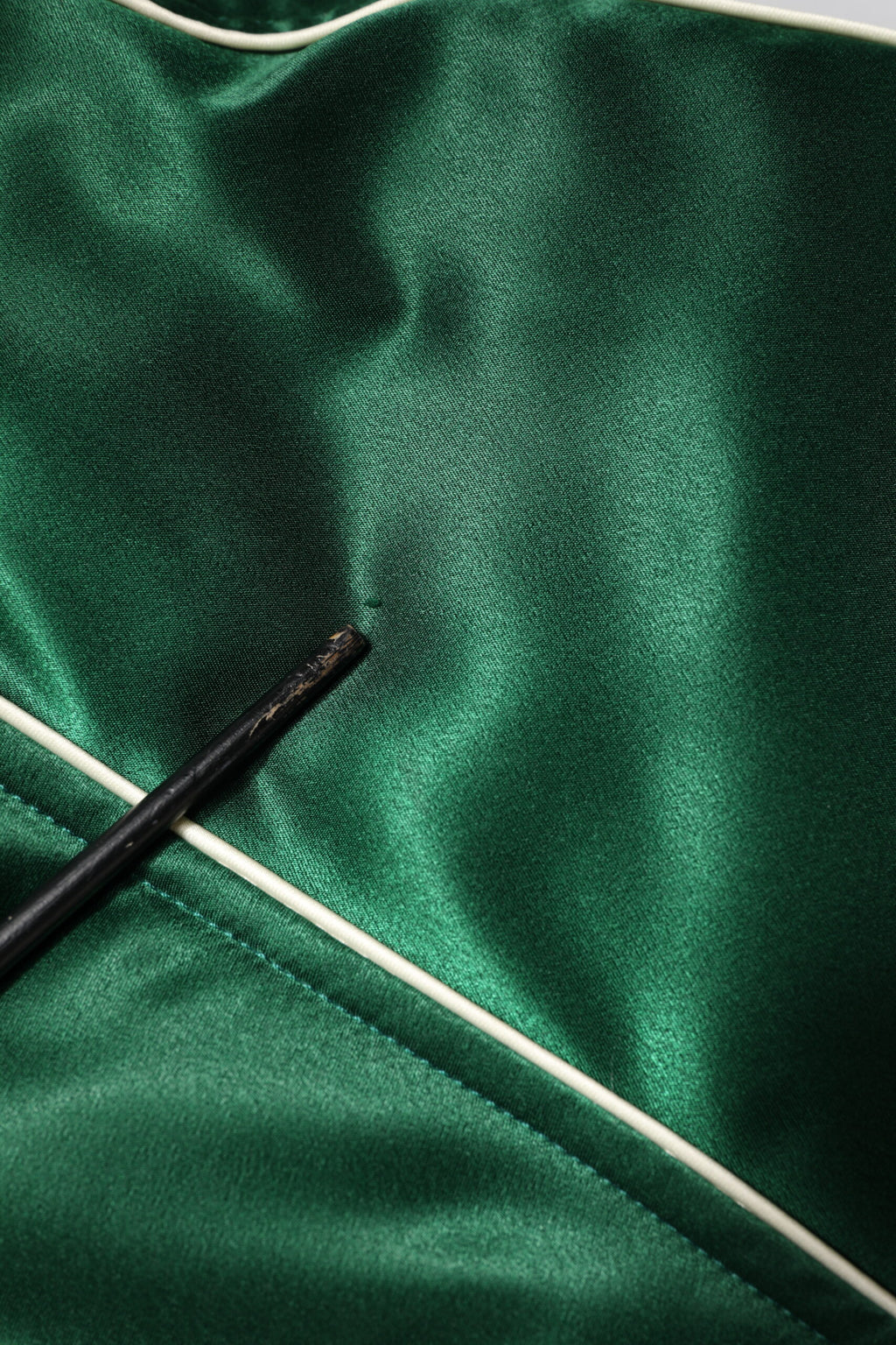 Grüne Bomberjacke mit durchgehendem Reißverschluss und DG-Logo