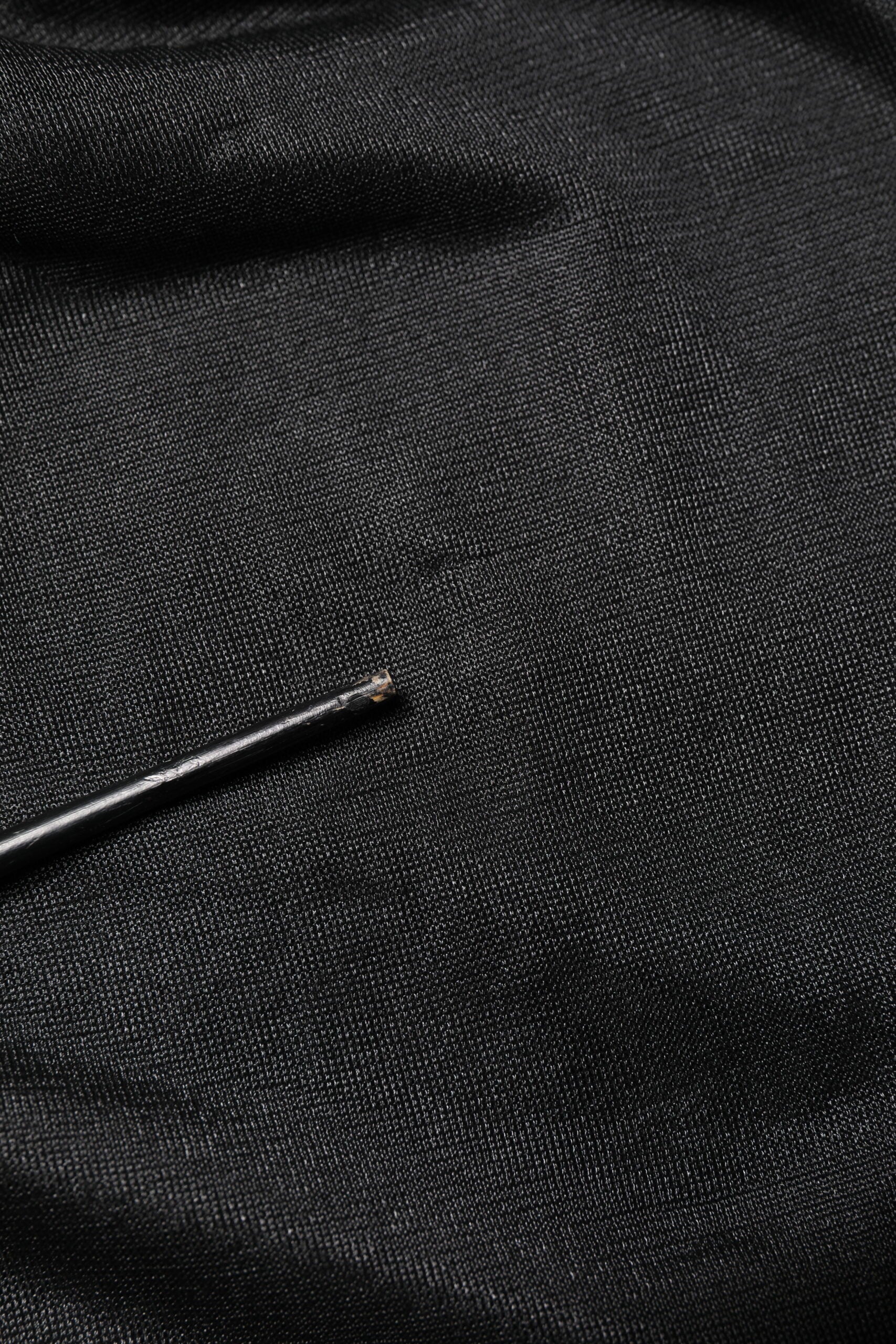 Schwarzer Strickpullover mit Rundhalsausschnitt und Logo