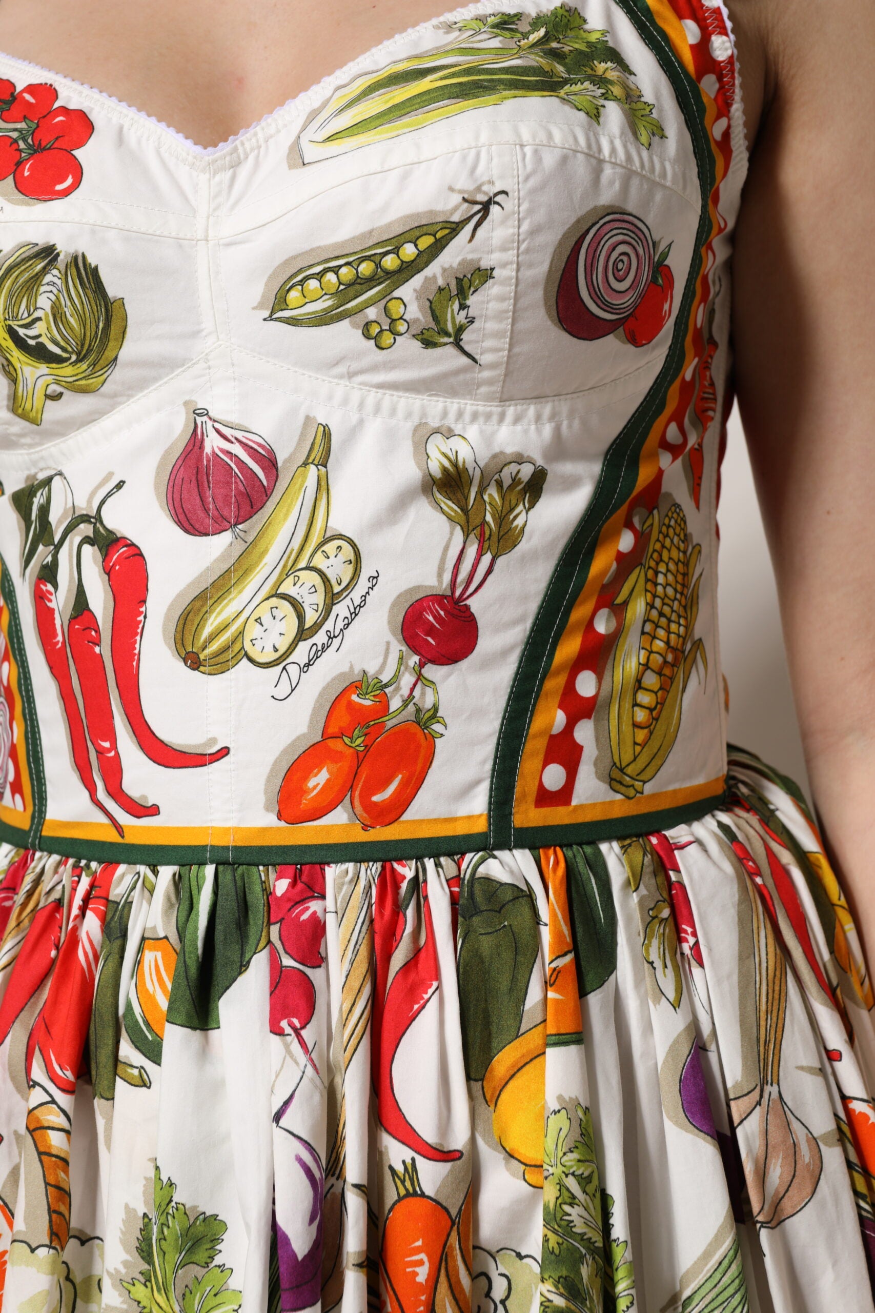 Weißes ärmelloses A-Linien-Kleid mit Gemüse