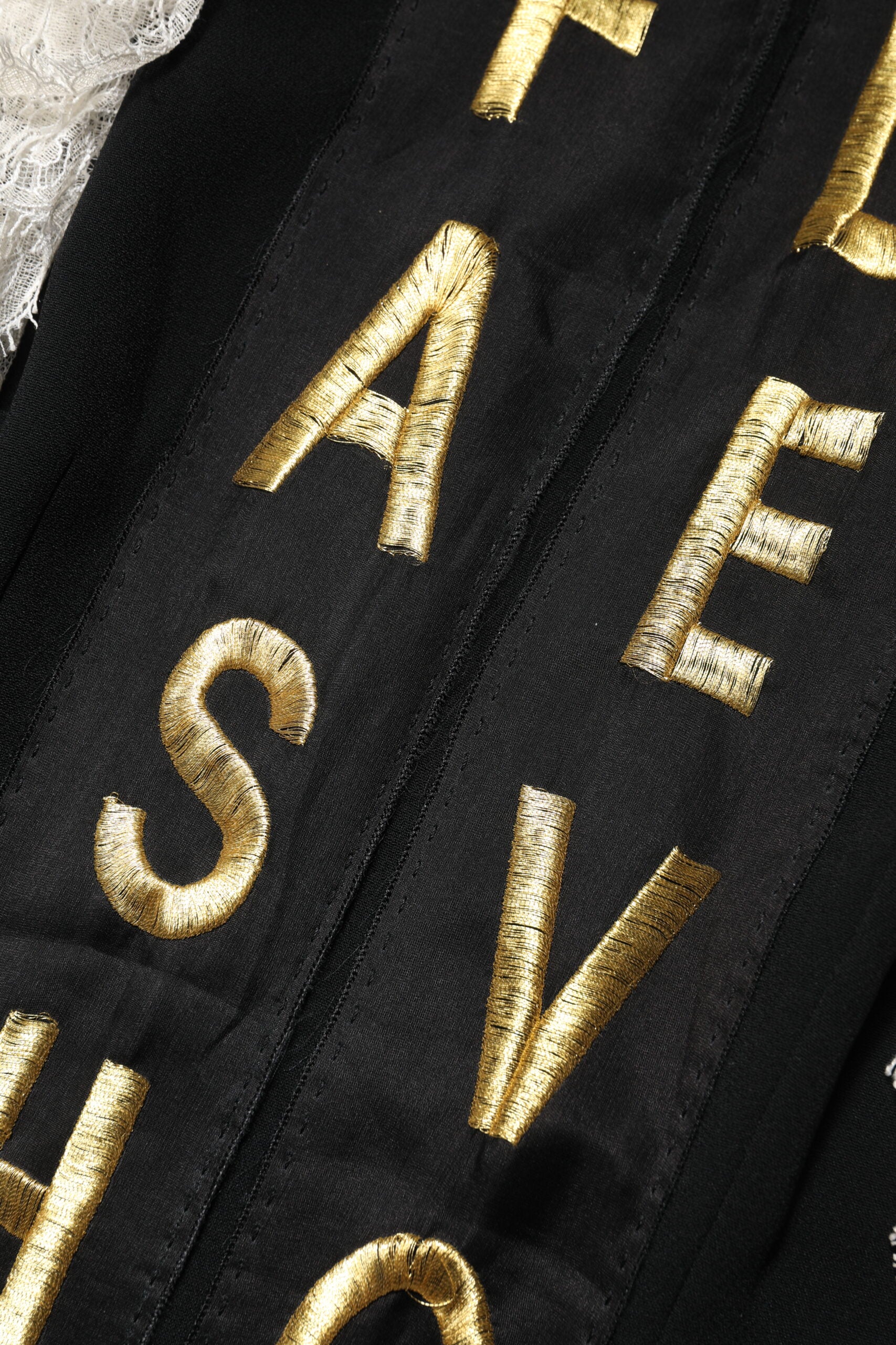 Schwarzes, verziertes Minikleid von Fashion Devotion