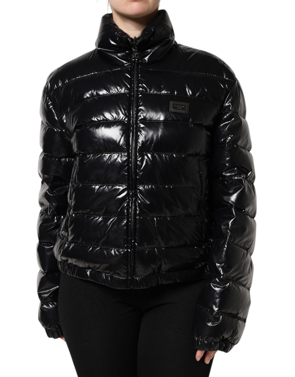Schwarze Pufferjacke mit durchgehendem Reißverschluss und Logo-Schild