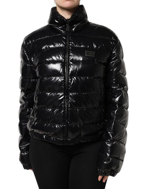 Schwarze Pufferjacke mit durchgehendem Reißverschluss und Logo-Schild