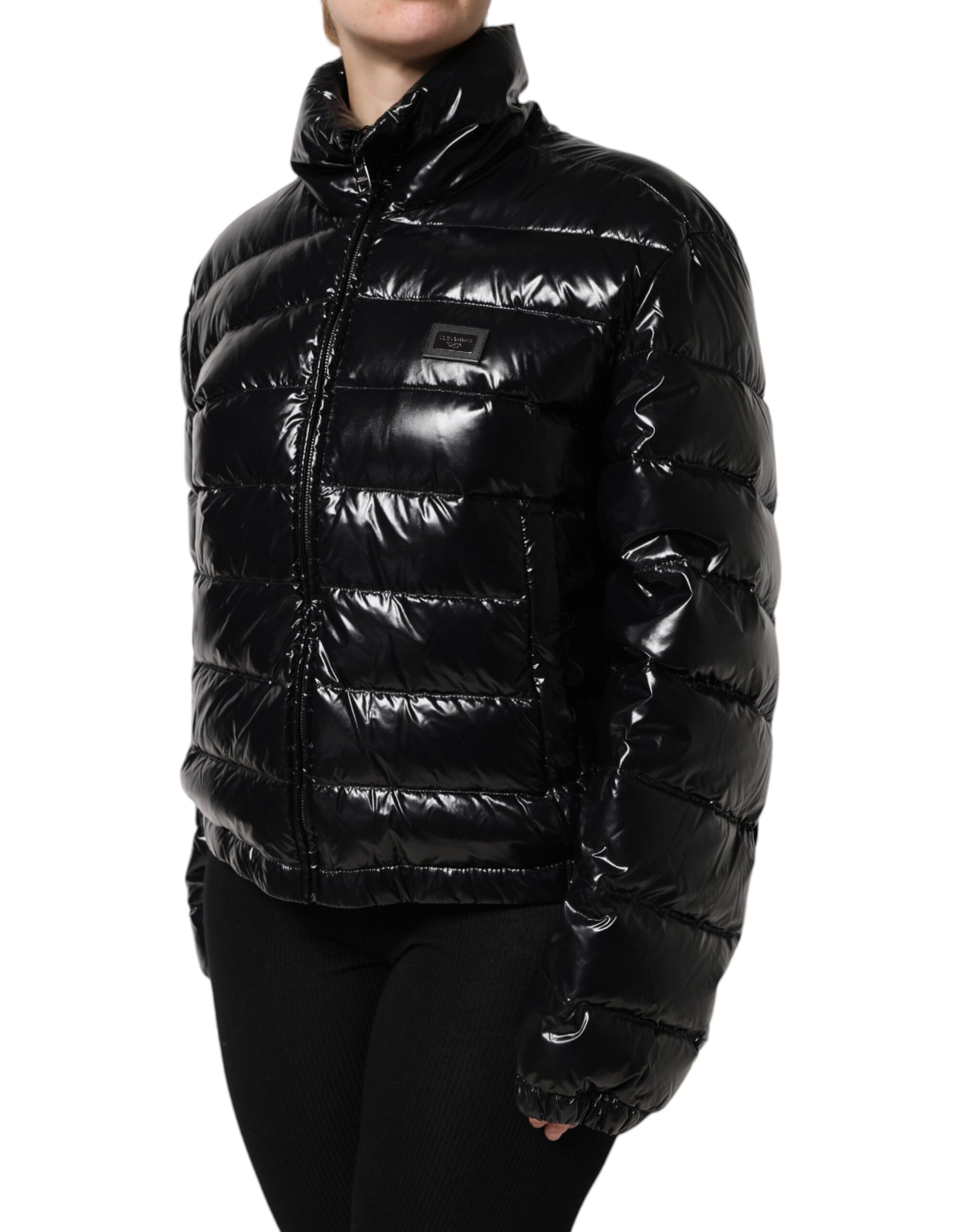 Schwarze Pufferjacke mit durchgehendem Reißverschluss und Logo-Schild