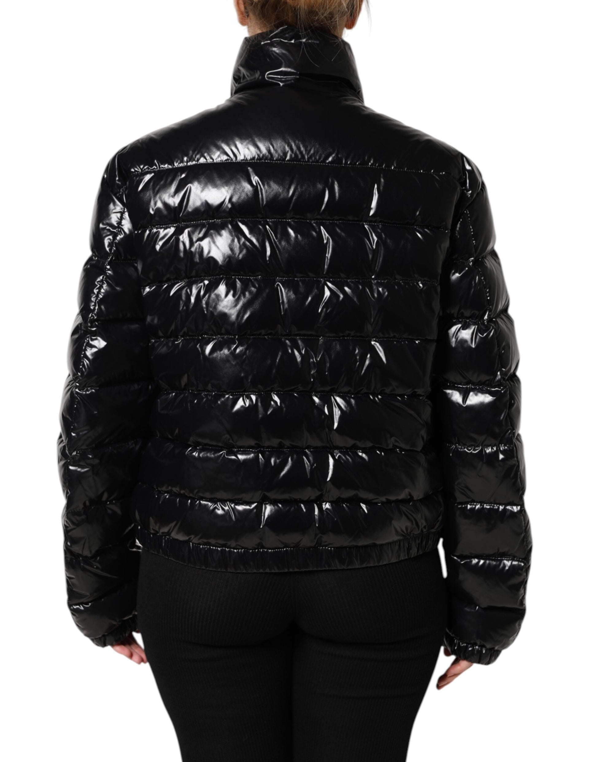 Schwarze Pufferjacke mit durchgehendem Reißverschluss und Logo-Schild