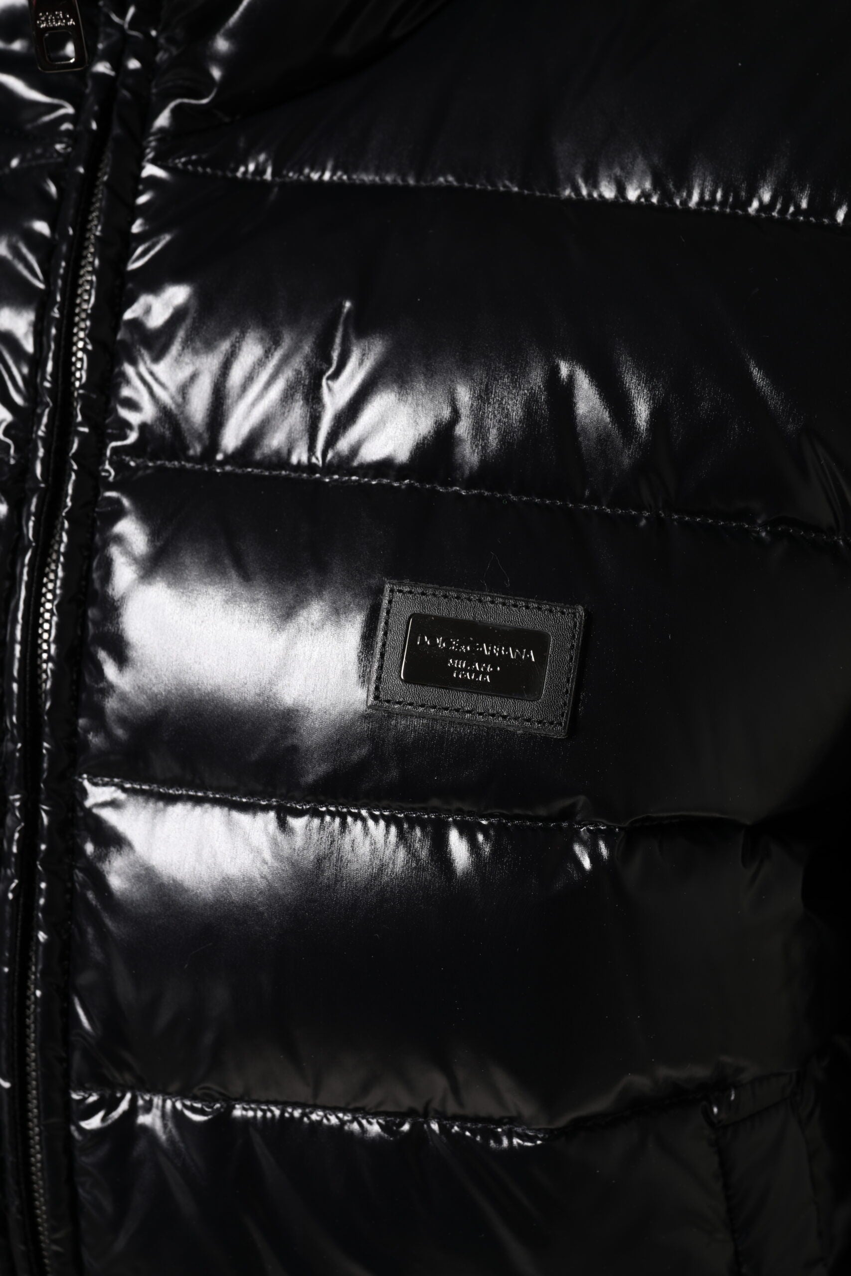 Schwarze Pufferjacke mit durchgehendem Reißverschluss und Logo-Schild