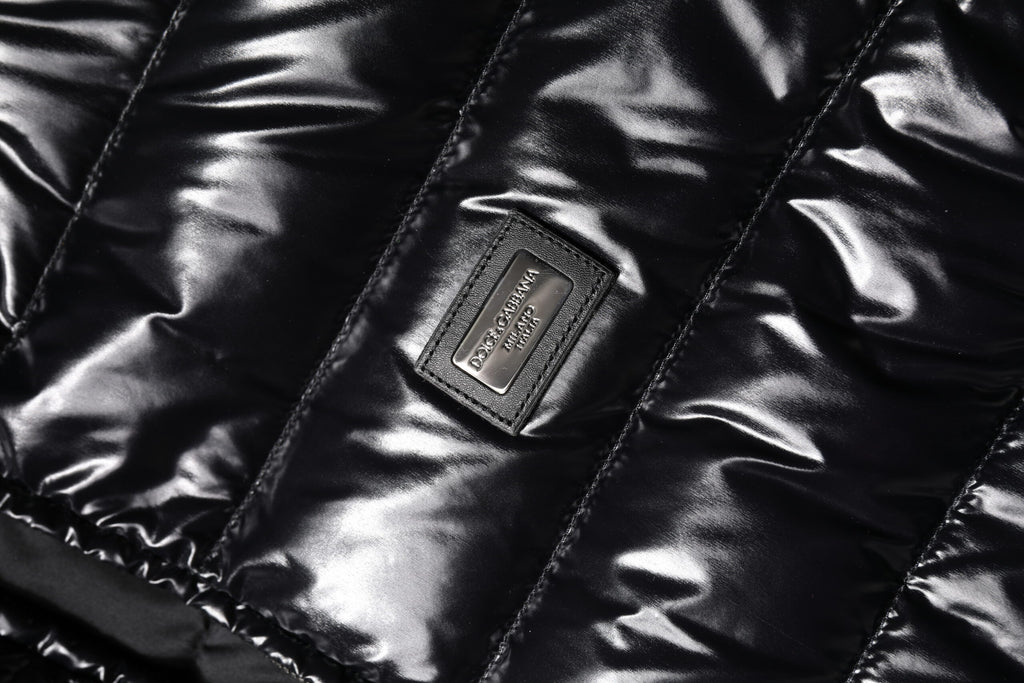 Schwarze Pufferjacke mit durchgehendem Reißverschluss und Logo-Schild