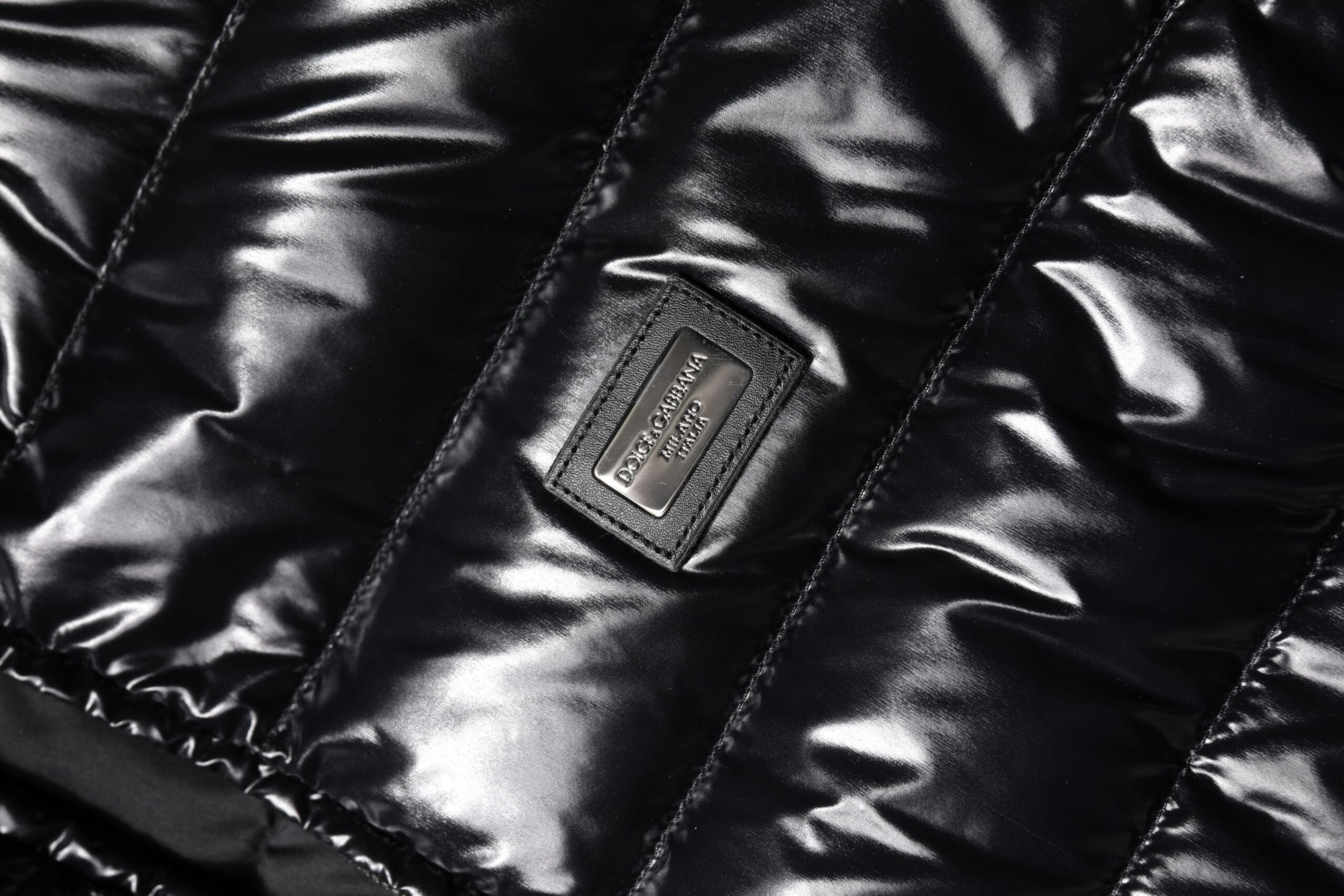 Schwarze Pufferjacke mit durchgehendem Reißverschluss und Logo-Schild