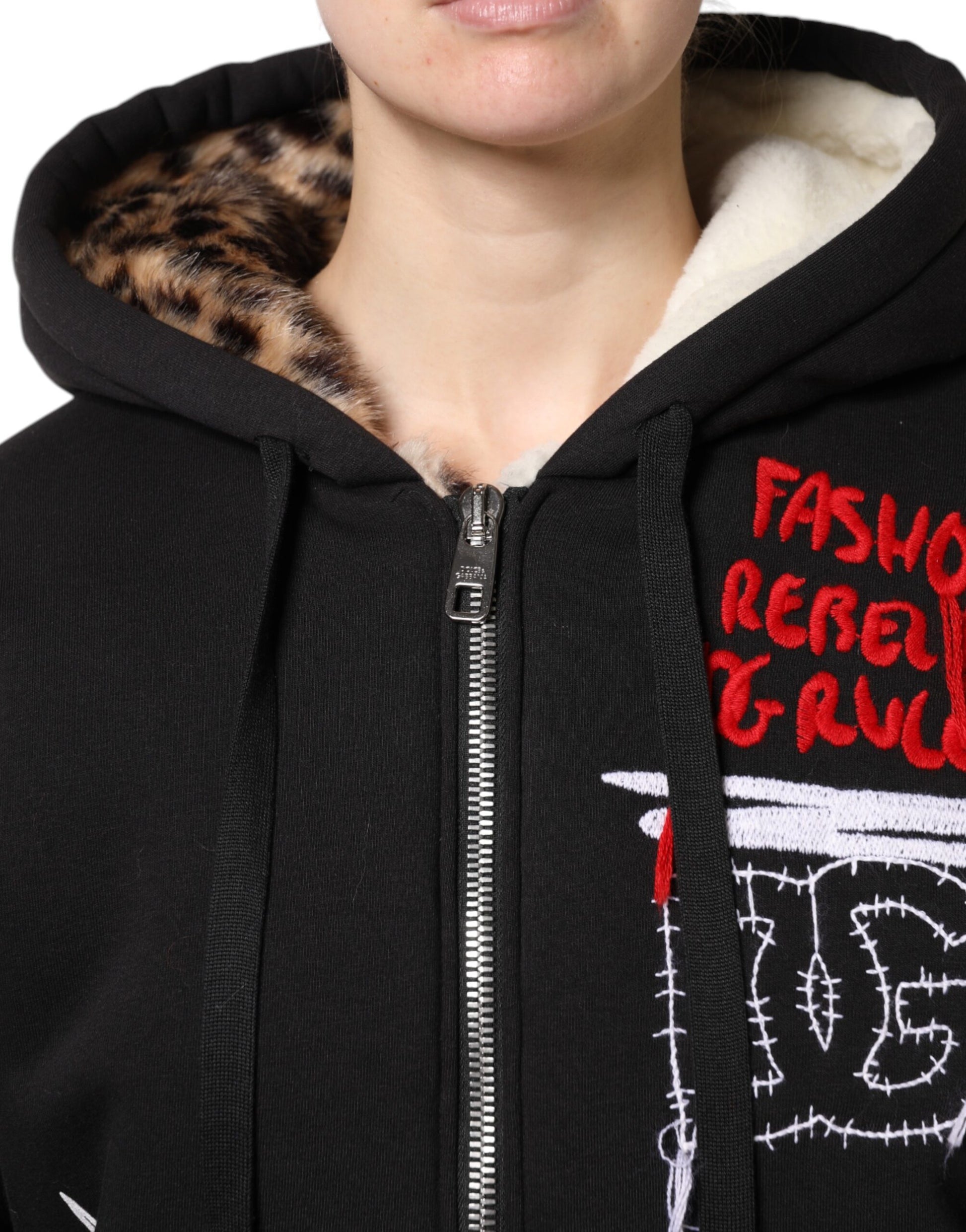 Schwarze, bestickte Kapuzenjacke mit durchgehendem Reißverschluss