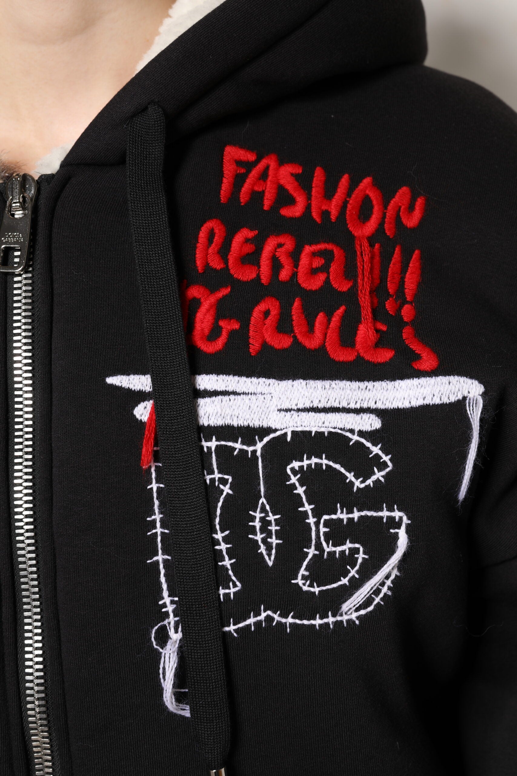 Schwarze, bestickte Kapuzenjacke mit durchgehendem Reißverschluss