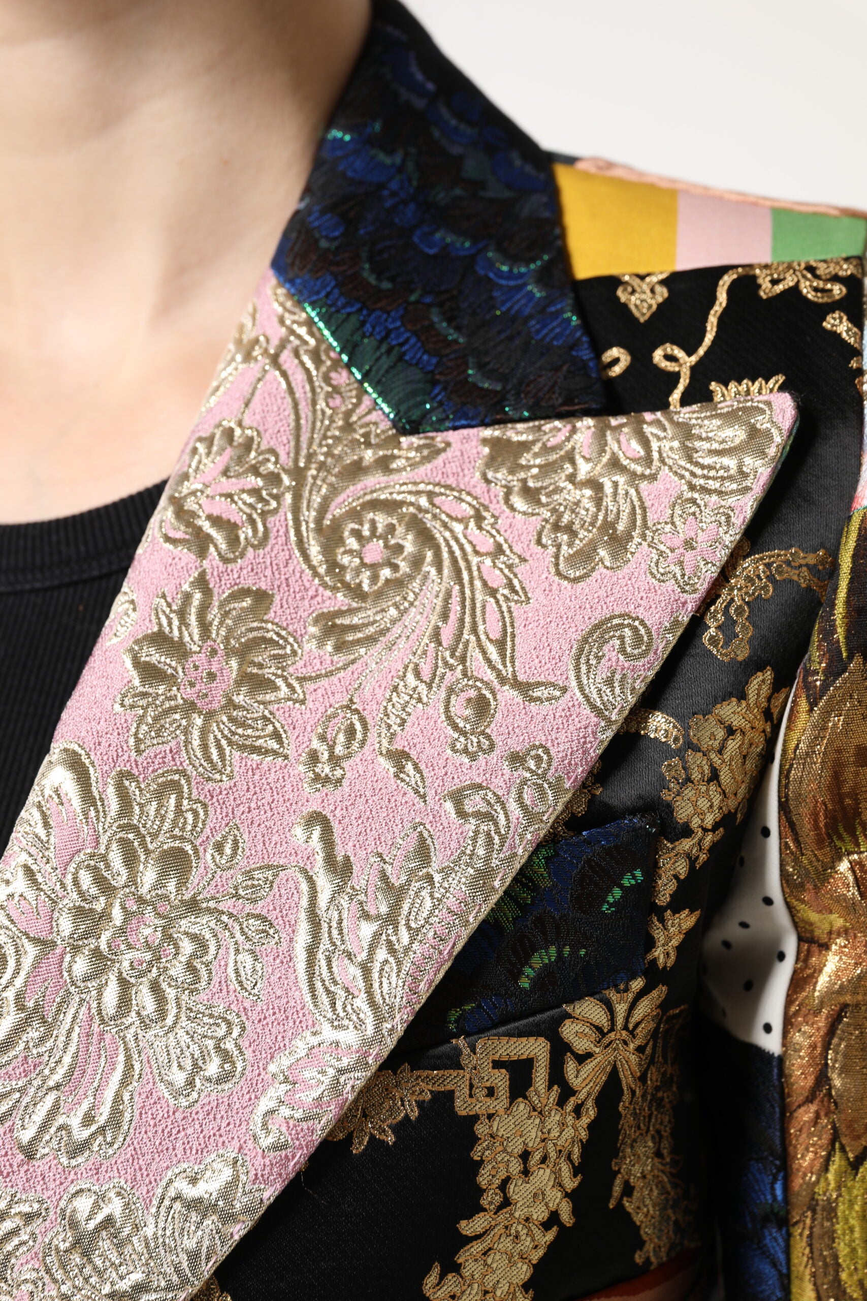 Mehrfarbige Jacquardjacke mit floralem Patchwork