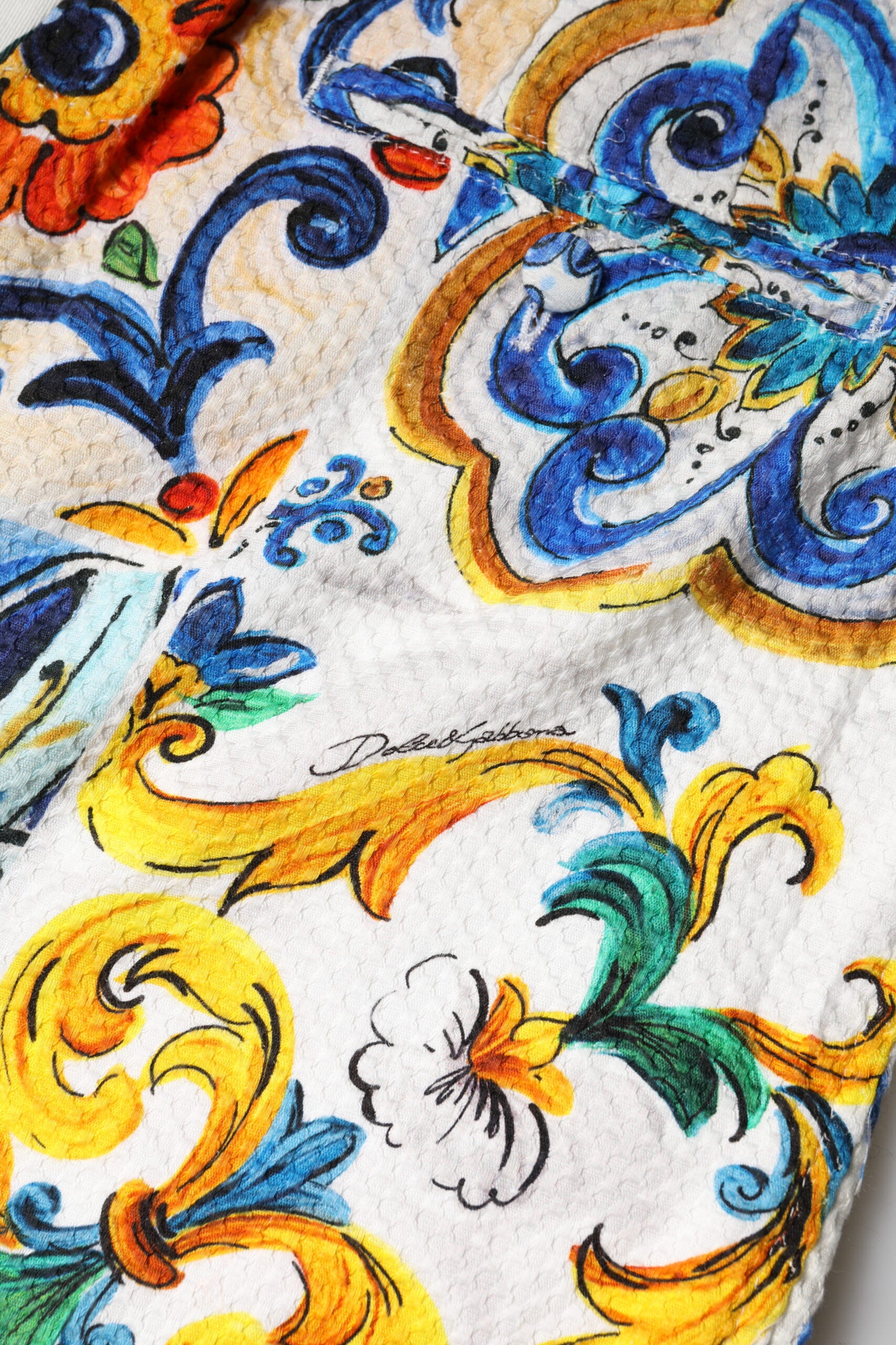 Mehrfarbige Shorts mit hoher Taille und Majolika-Print