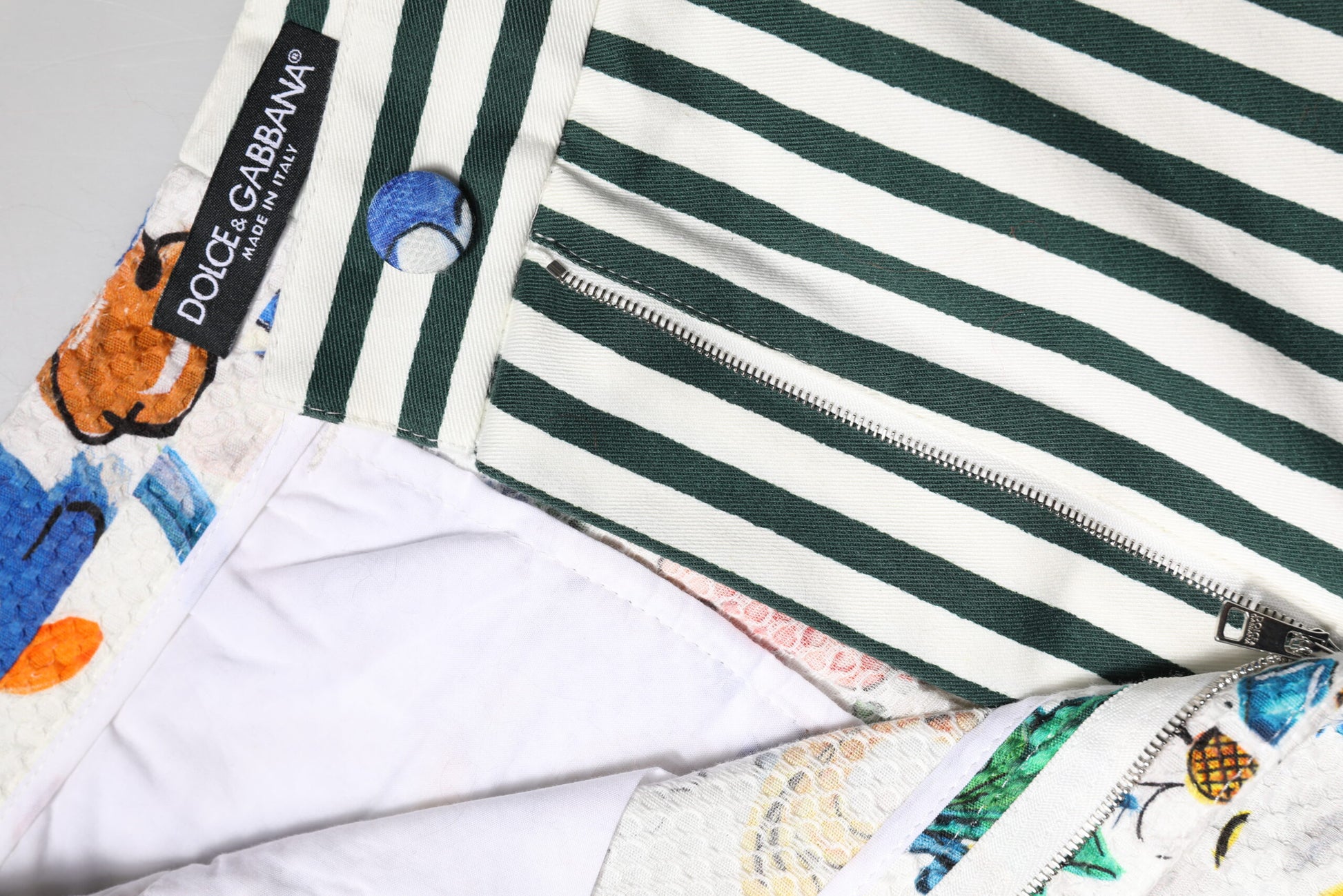 Mehrfarbige Shorts mit hoher Taille und Majolika-Print