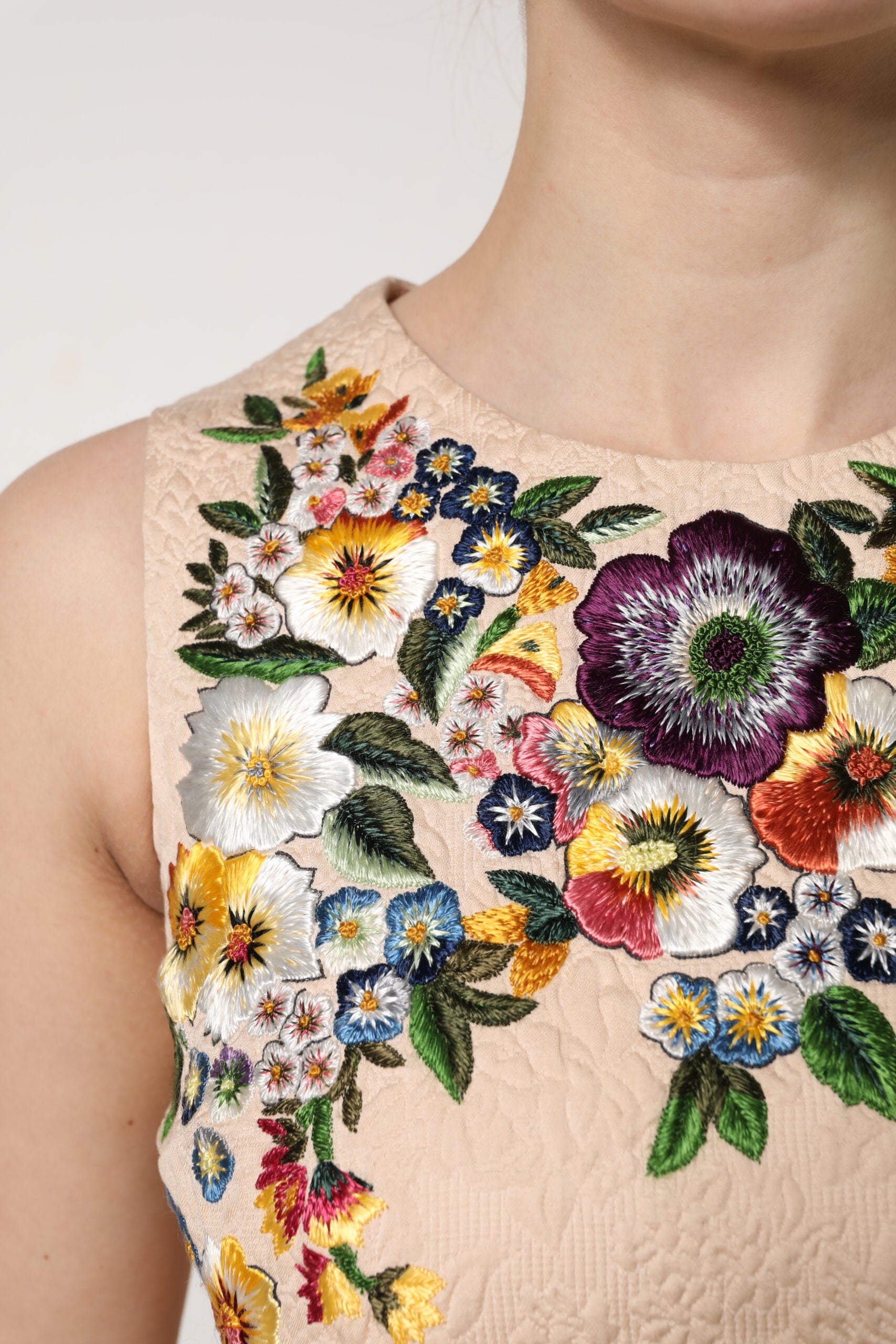 Beiges ärmelloses Tanktop mit Blumenstickerei
