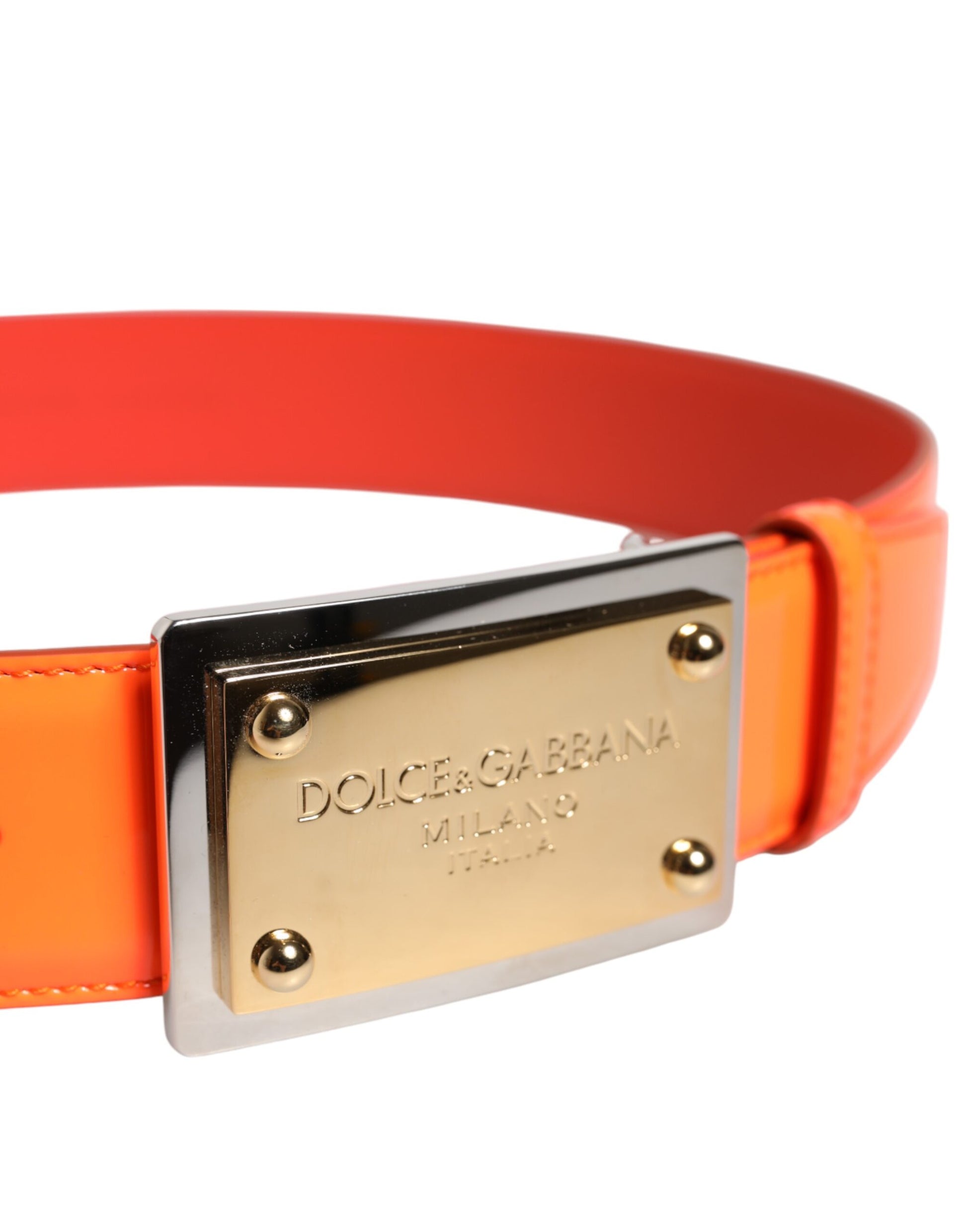 Orangefarbener Gürtel mit goldfarbener Logoschnalle aus Metall