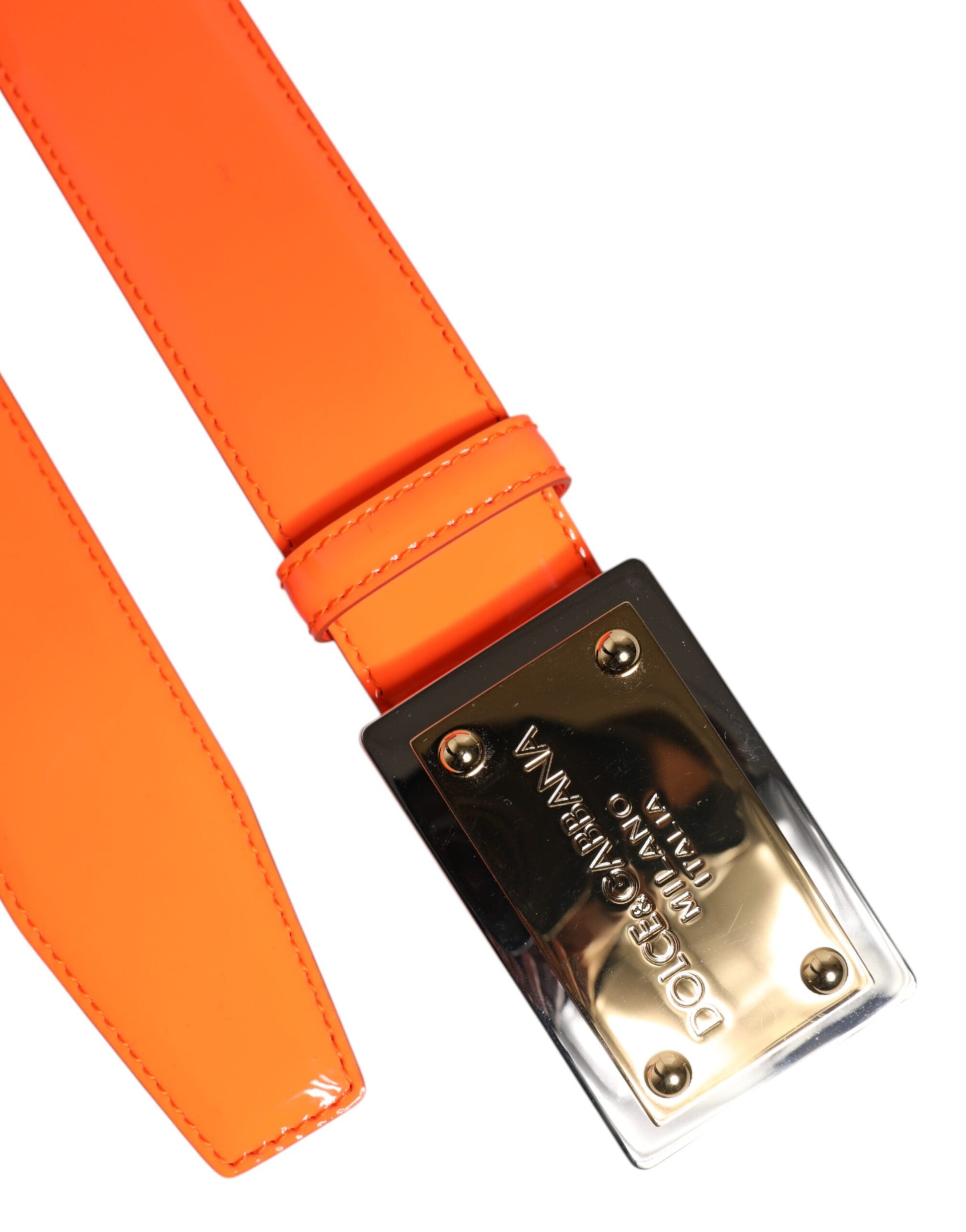 Orangefarbener Gürtel mit goldfarbener Logoschnalle aus Metall