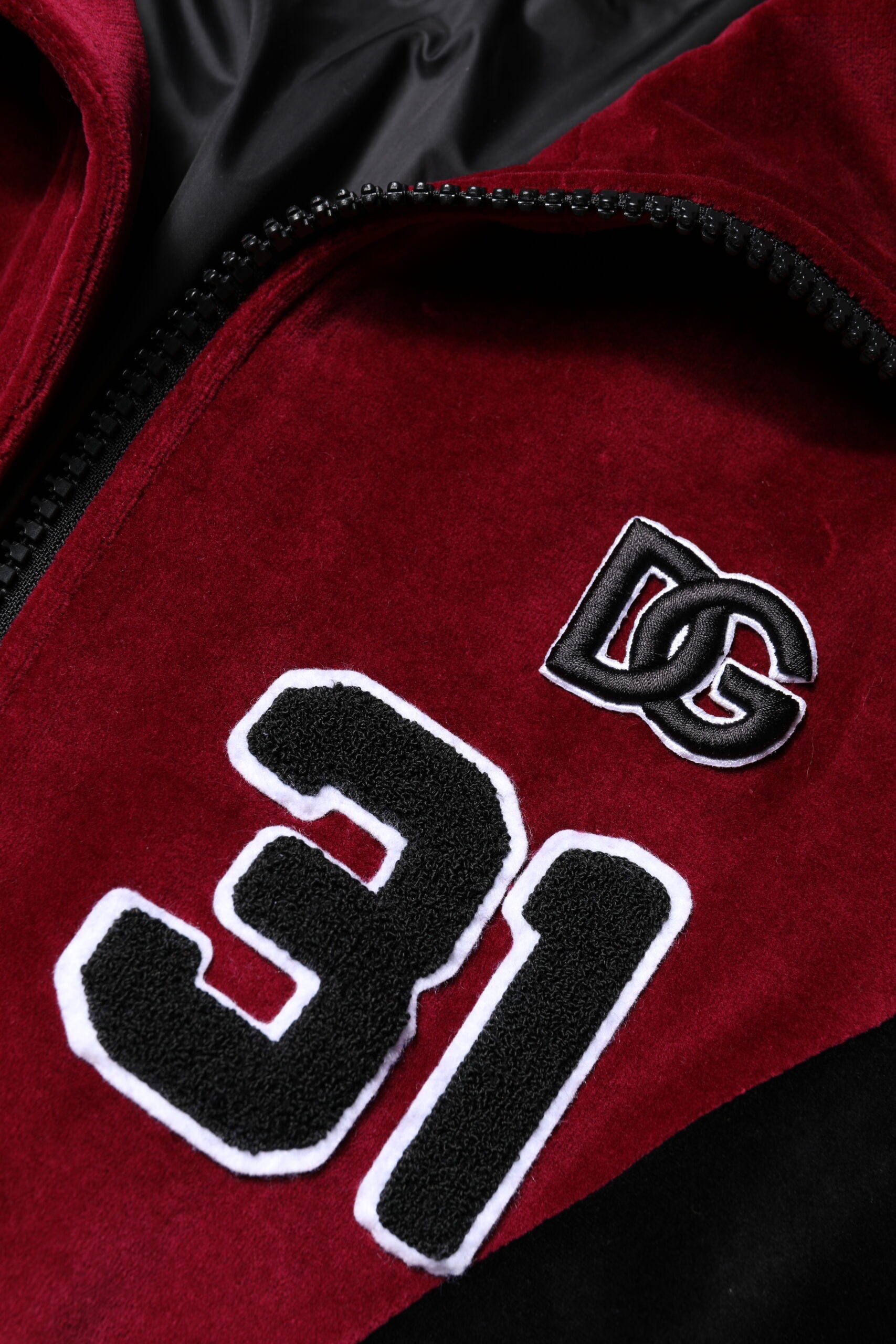 Rot-schwarze Bomberjacke aus Baumwolle mit durchgehendem Reißverschluss und Logo