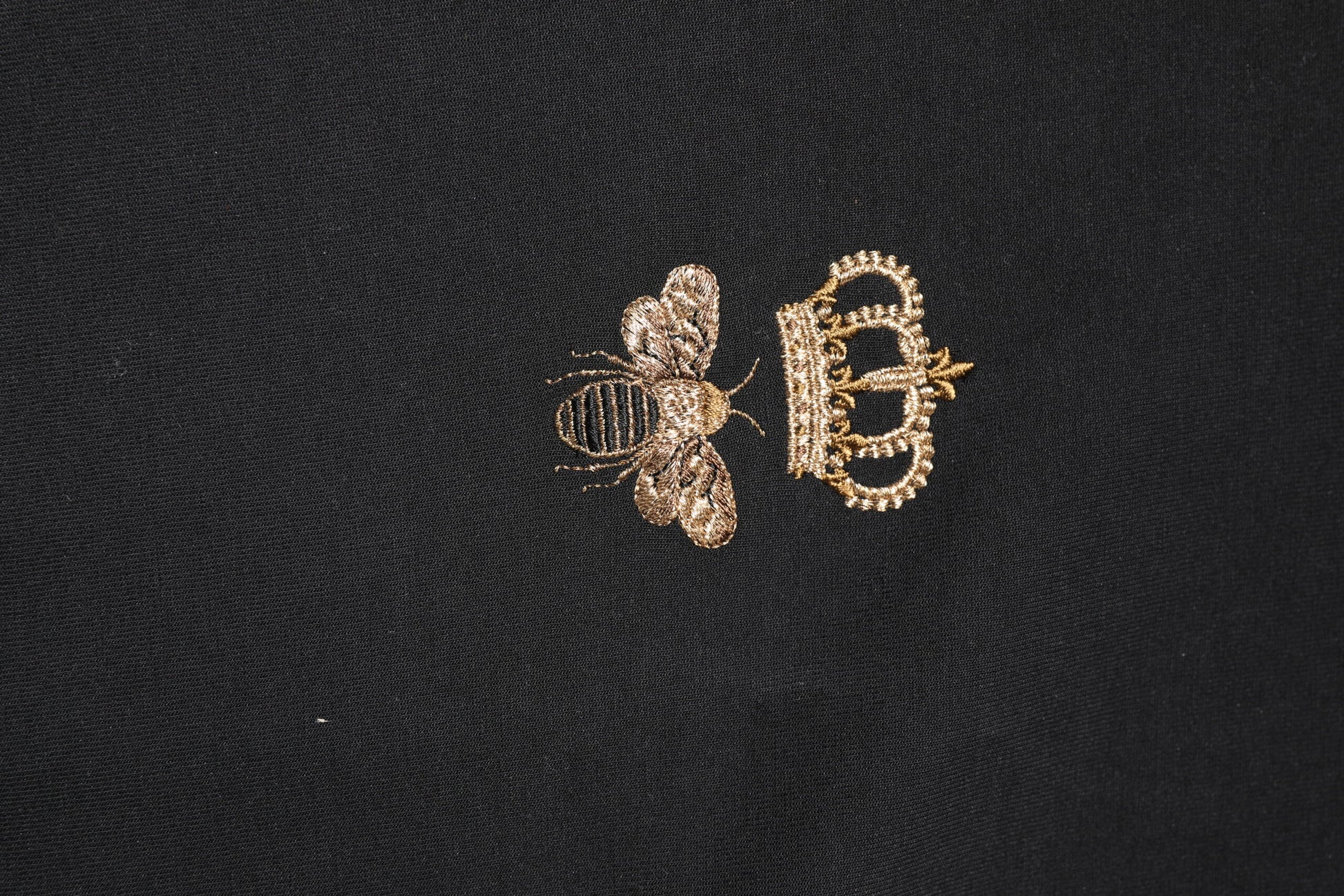 Schwarzer Kapuzenpullover mit Bienenkronen-Stickerei