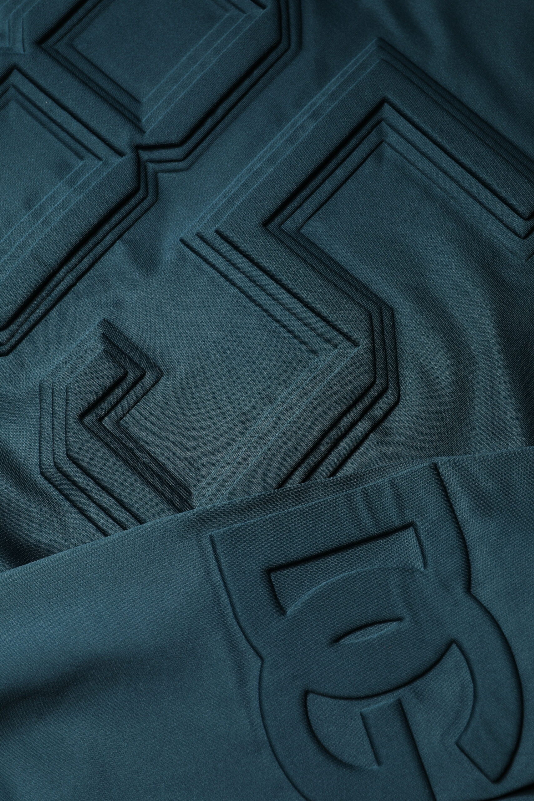 Dunkelgrüner Pullover mit geprägtem Logo