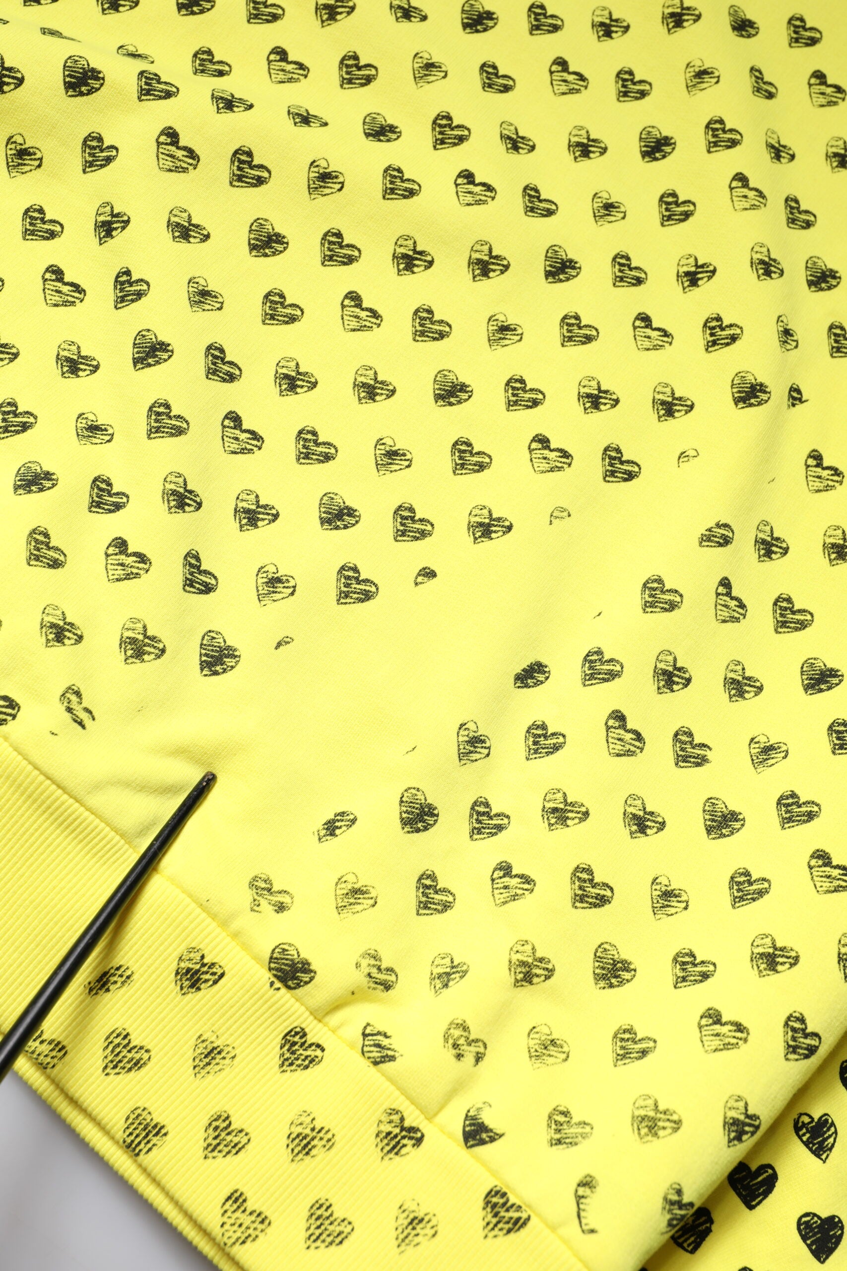 Gelber Pullover mit Rundhalsausschnitt für Herren mit Herzmotiv