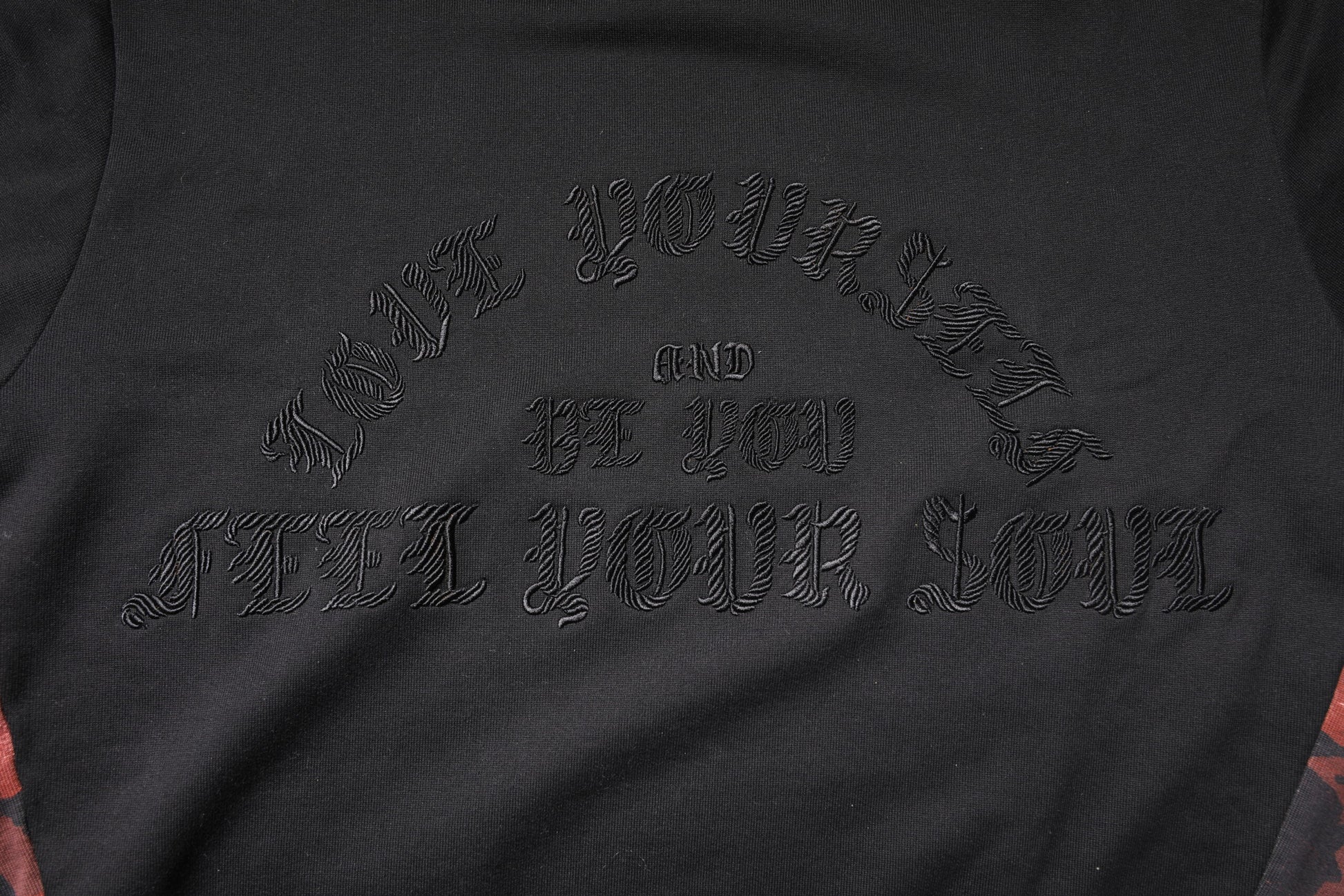 Schwarzer Pullover mit Rundhalsausschnitt und Stickerei