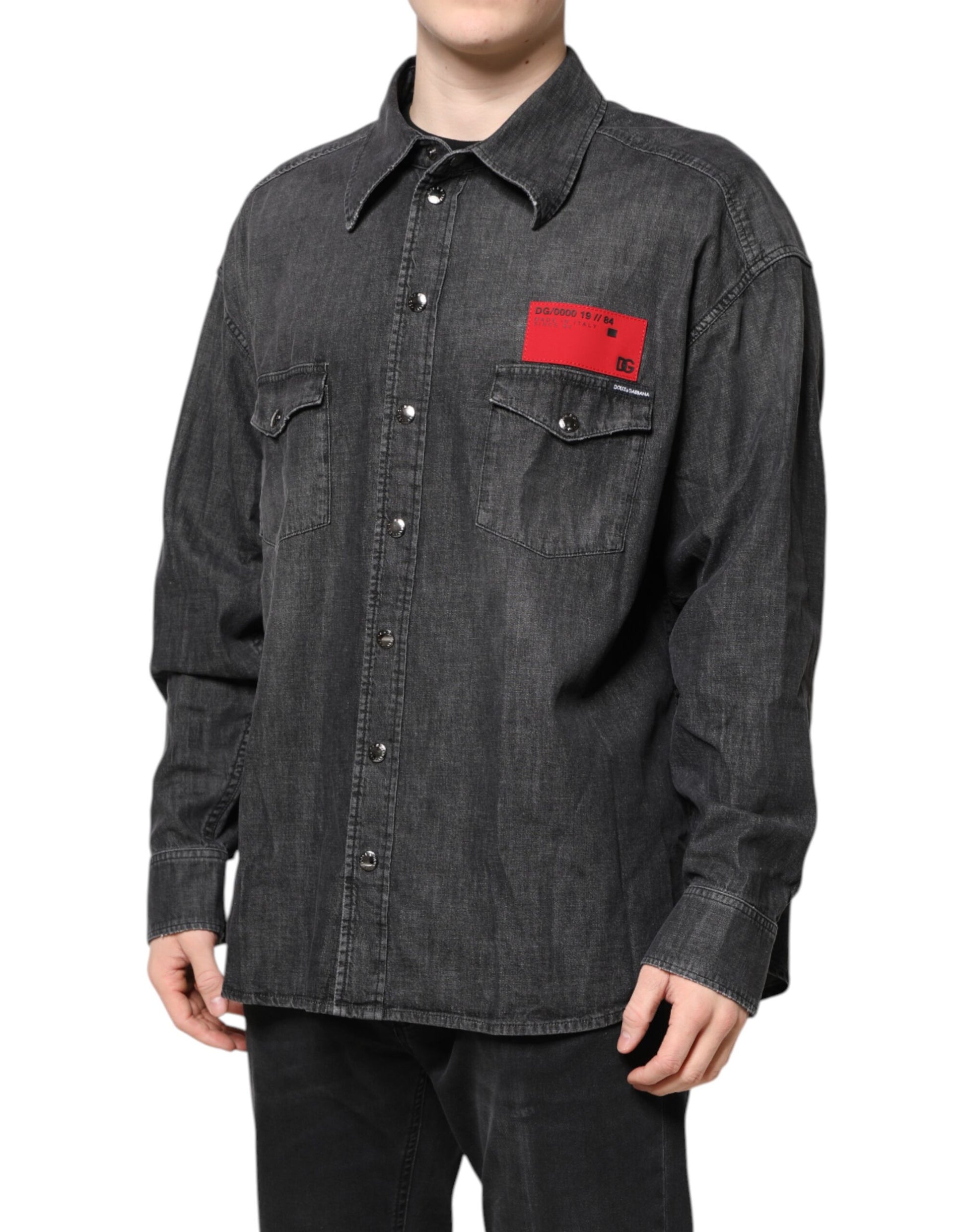 Graues Jeanshemd mit langen Ärmeln und Knopfleiste
