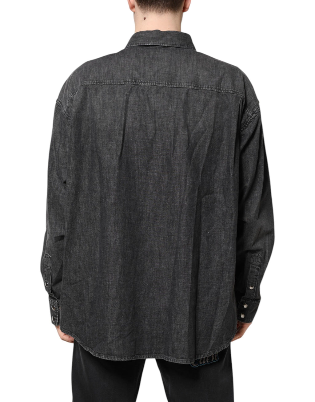 Graues Jeanshemd mit langen Ärmeln und Knopfleiste