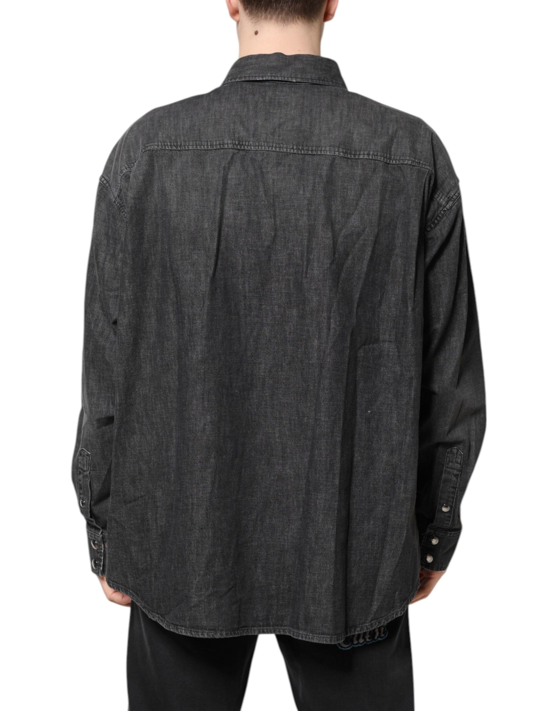 Graues Jeanshemd mit langen Ärmeln und Knopfleiste