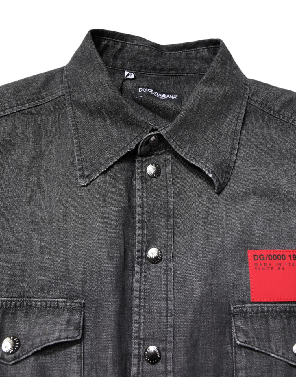 Graues Jeanshemd mit langen Ärmeln und Knopfleiste