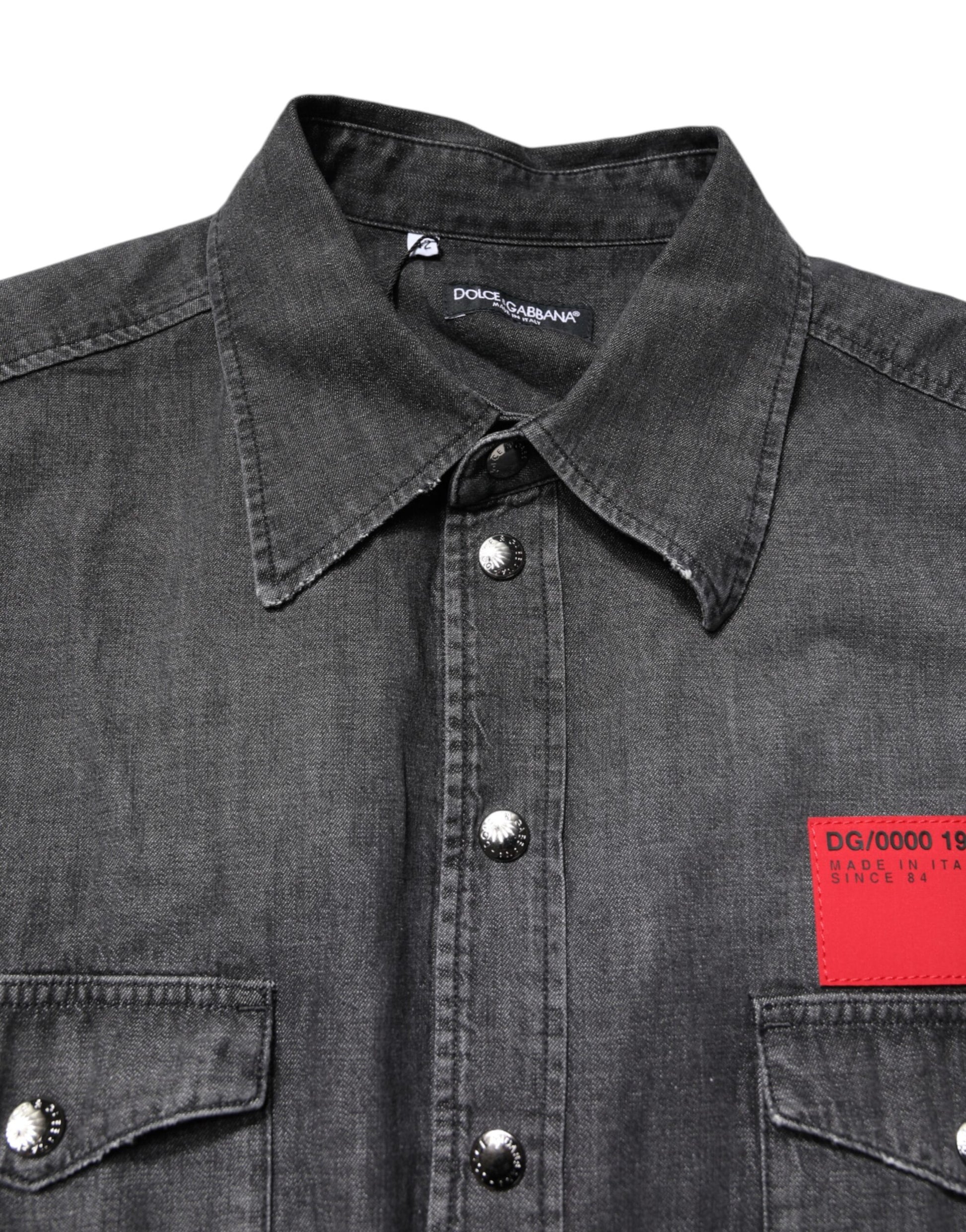 Graues Jeanshemd mit langen Ärmeln und Knopfleiste