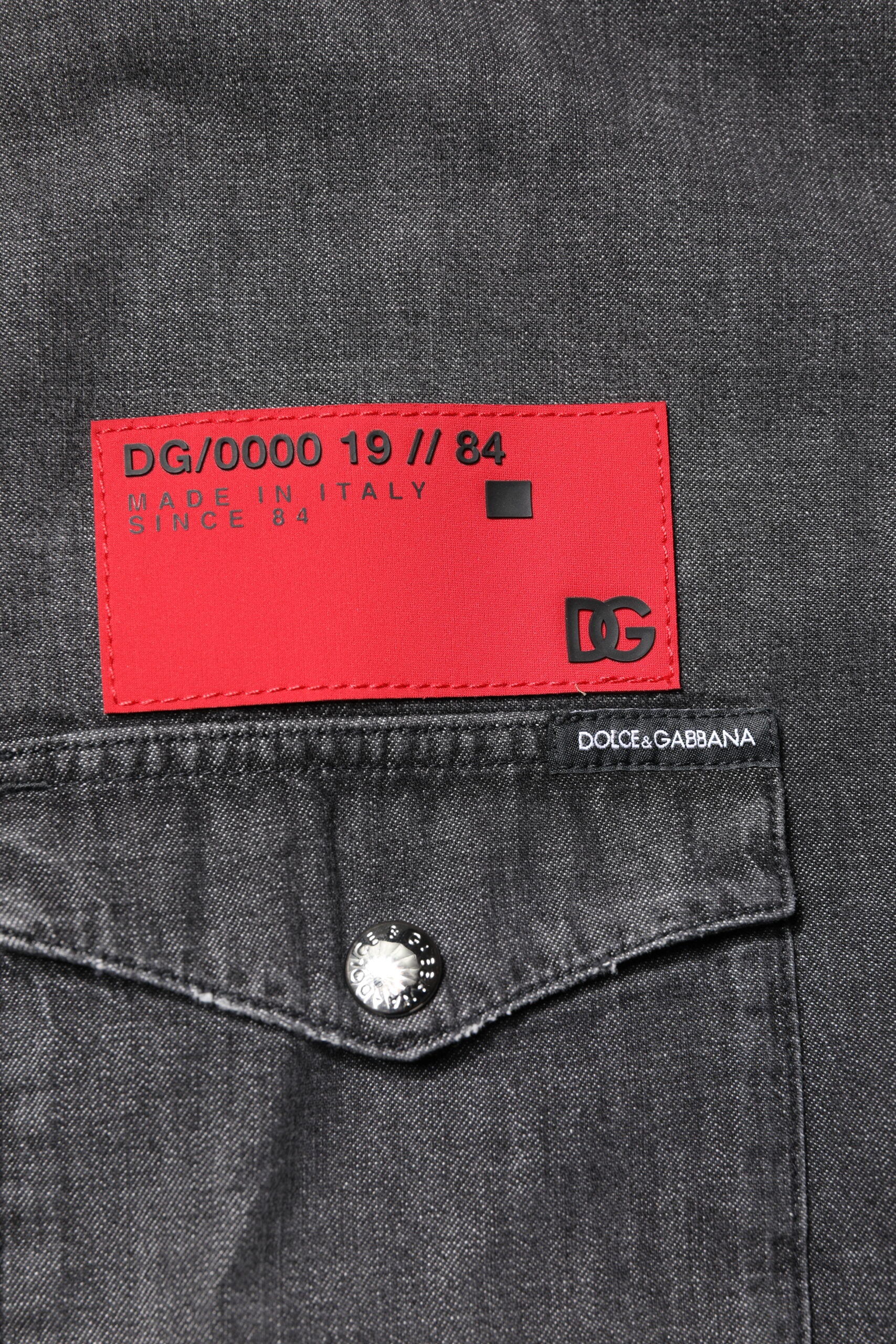 Graues Jeanshemd mit langen Ärmeln und Knopfleiste