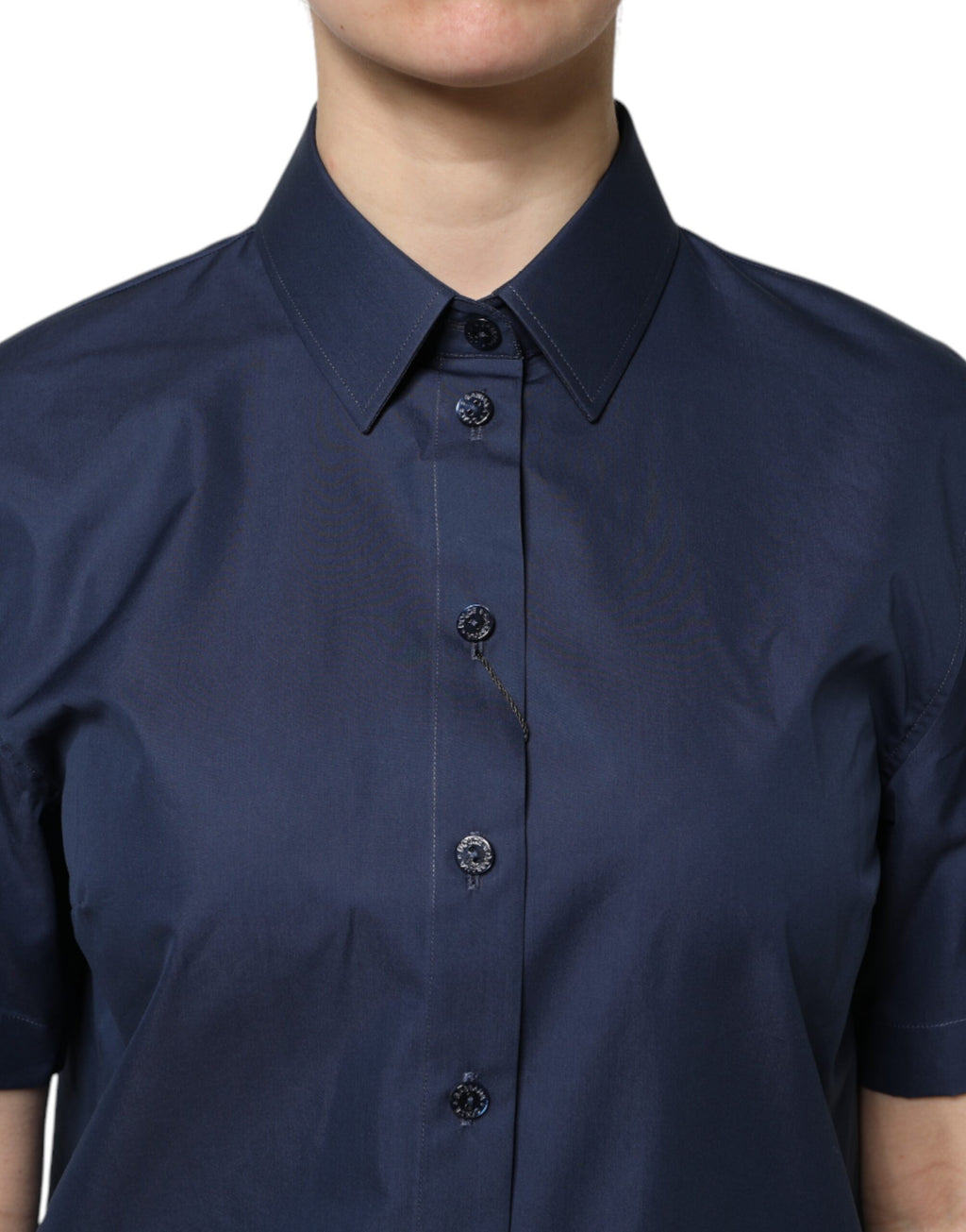Blaues, kurzärmliges Button-Down-Oberteil aus Baumwolle