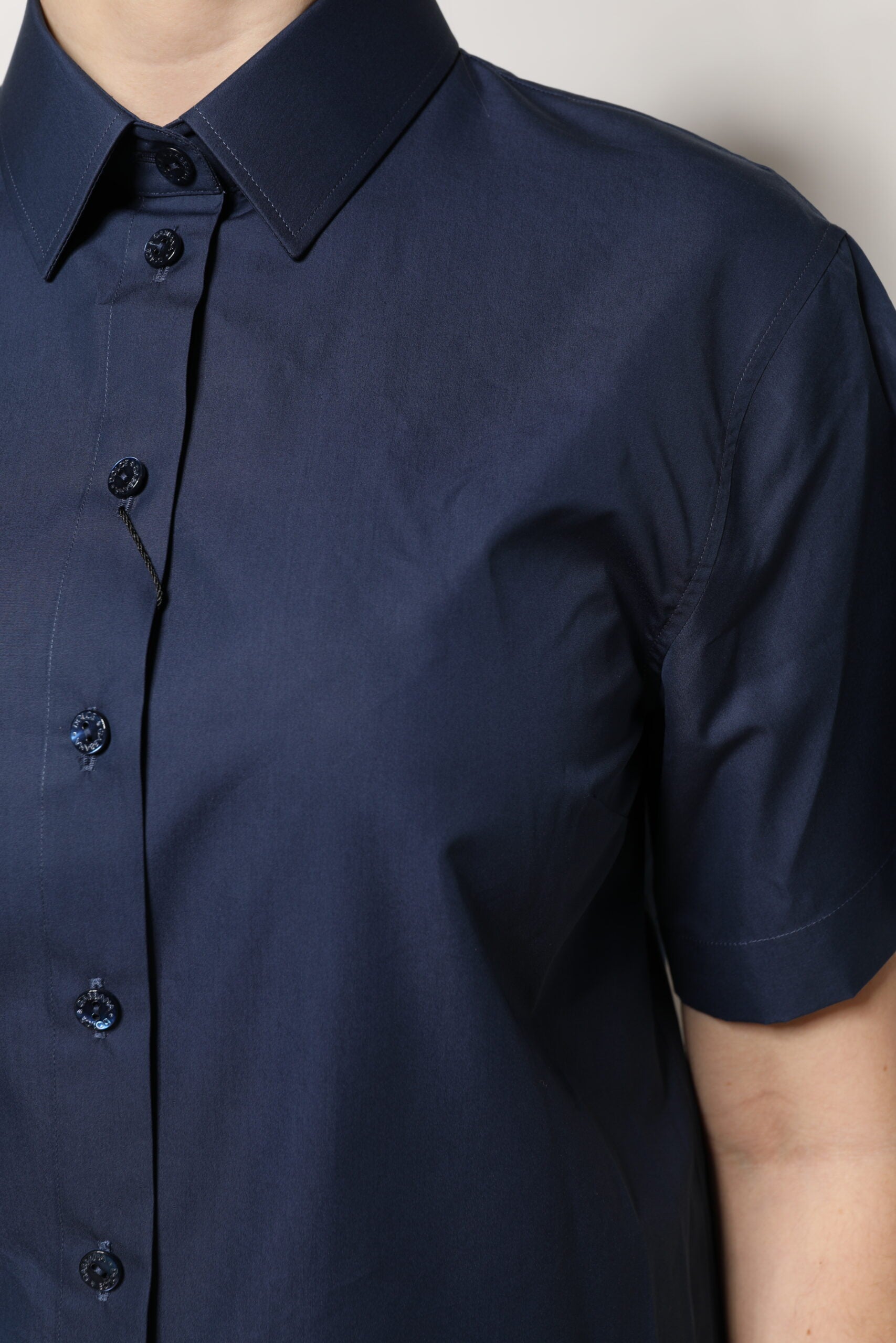Blaues, kurzärmliges Button-Down-Oberteil aus Baumwolle