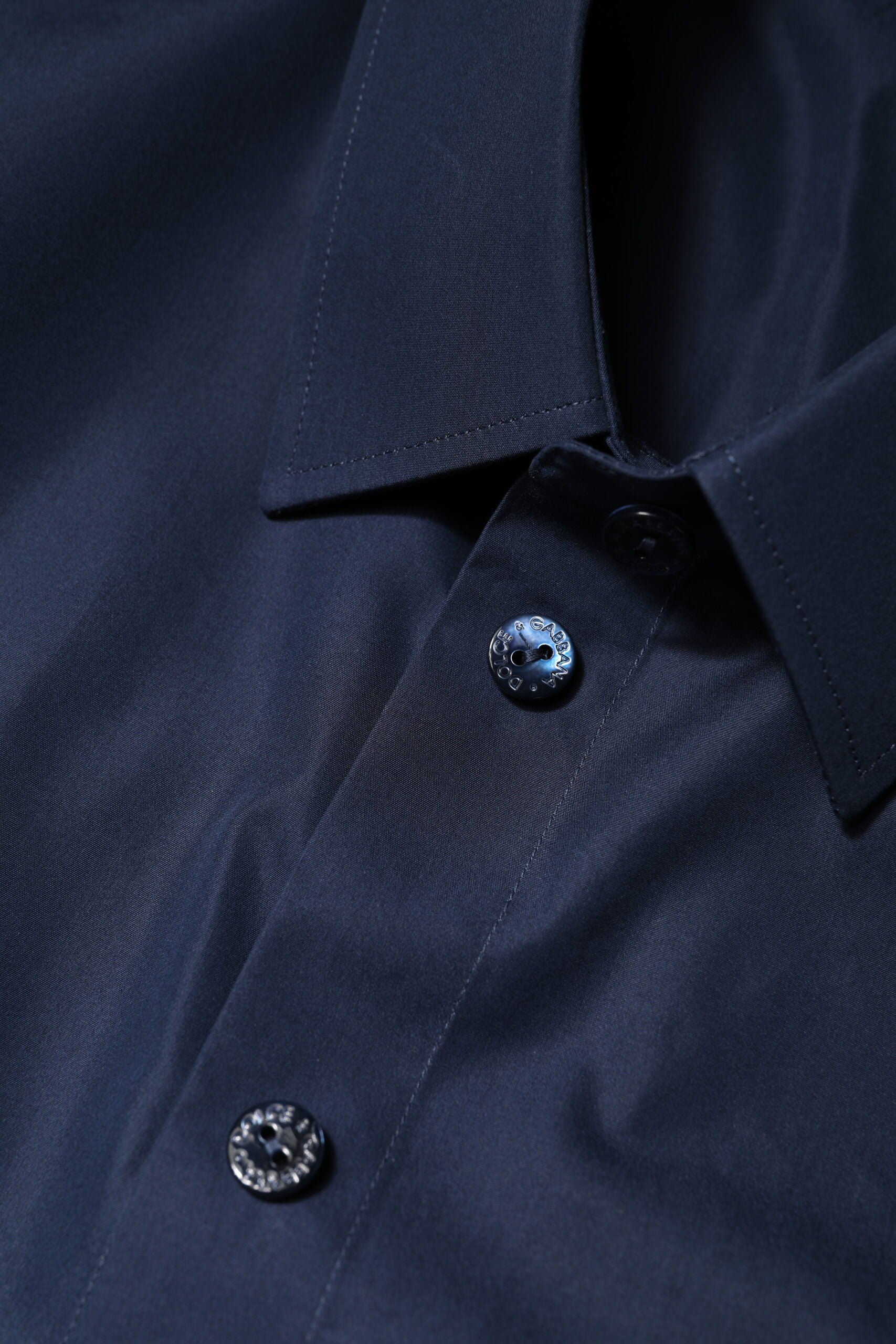 Blaues, kurzärmliges Button-Down-Oberteil aus Baumwolle