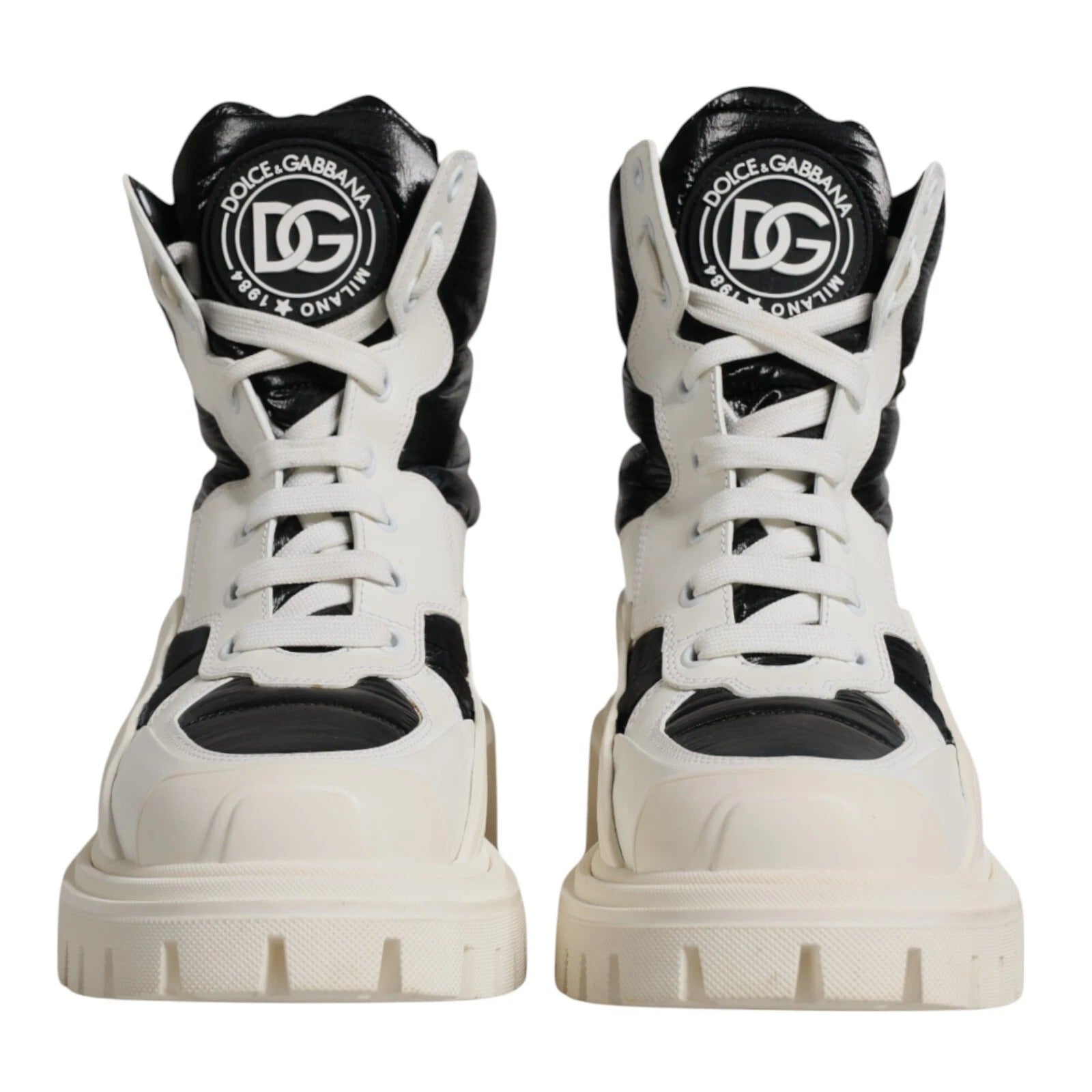 Weiße, gepolsterte Stiefel mit Schnürung in der Mitte der Wade