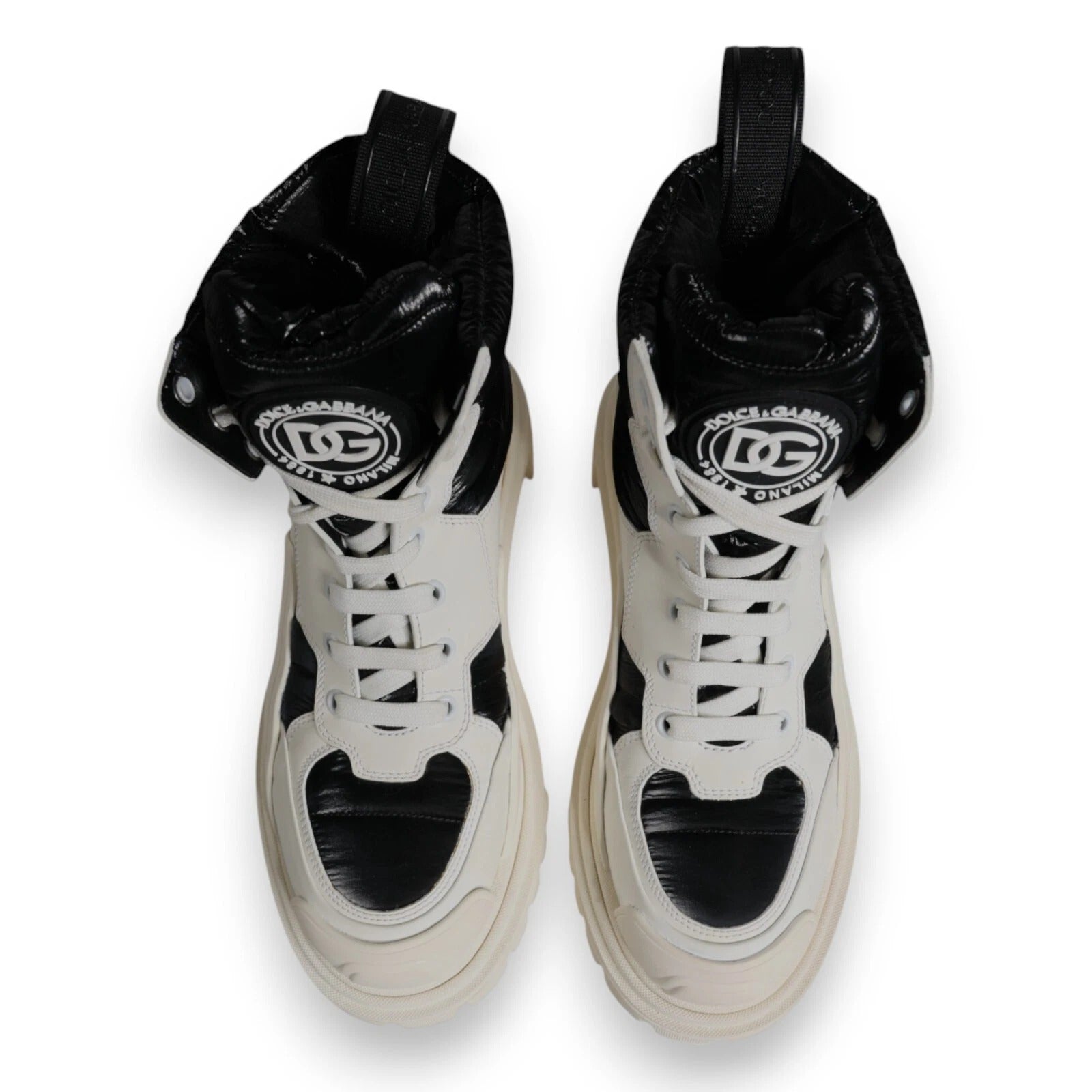 Weiße, gepolsterte Stiefel mit Schnürung in der Mitte der Wade