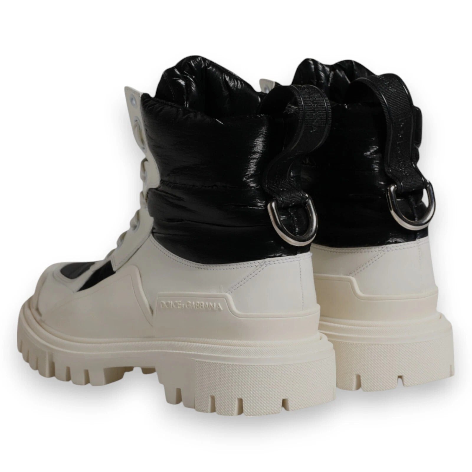 Weiße, gepolsterte Stiefel mit Schnürung in der Mitte der Wade