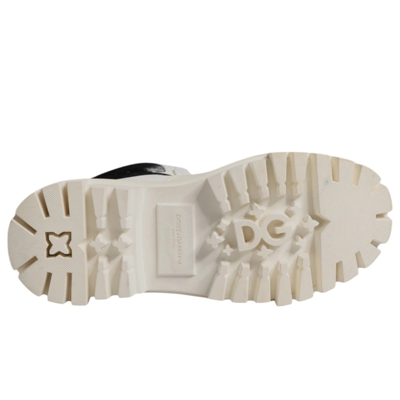 Weiße, gepolsterte Stiefel mit Schnürung in der Mitte der Wade