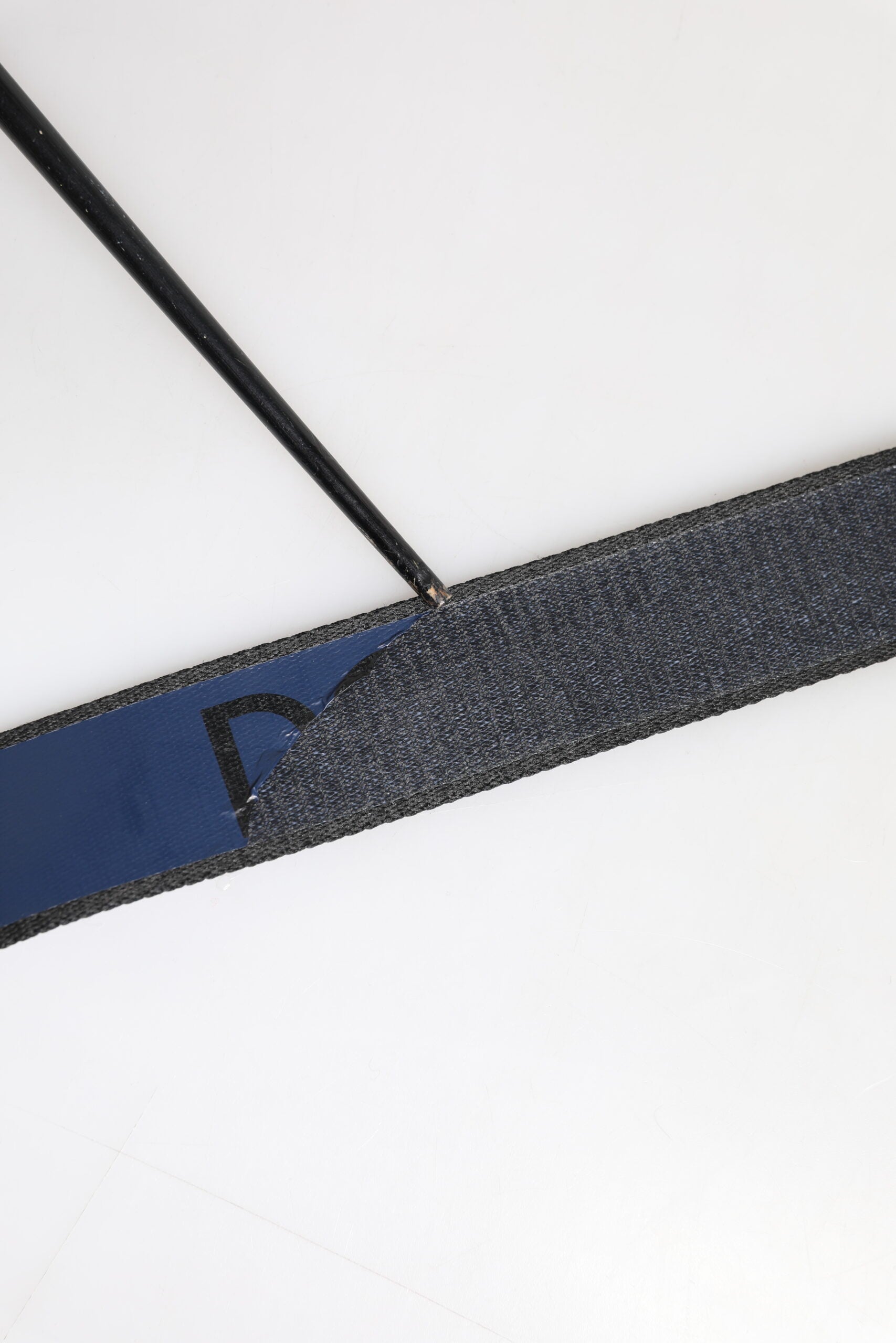 Schwarz-blauer Gürtel mit DG-Logo und silberner Metallschnalle
