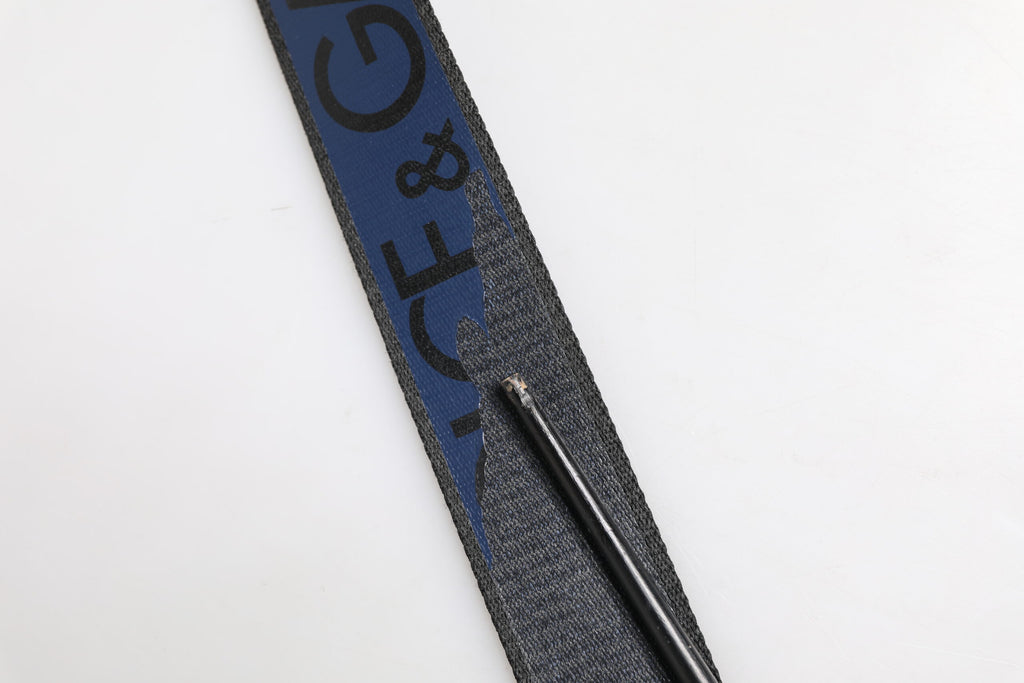 Schwarz-blauer Gürtel mit DG-Logo und silberner Metallschnalle