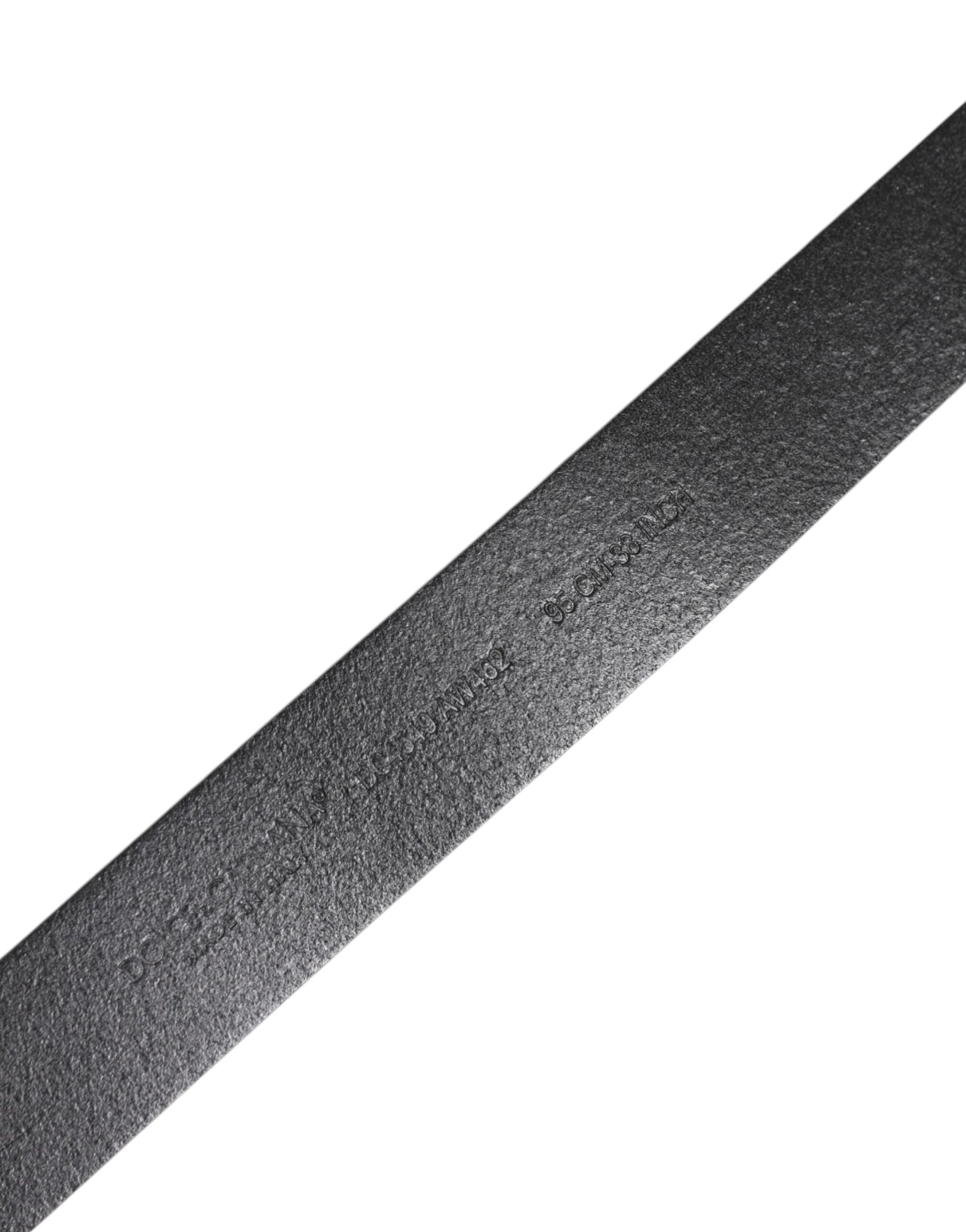 Schwarzer klassischer Ledergürtel mit Metallschnalle