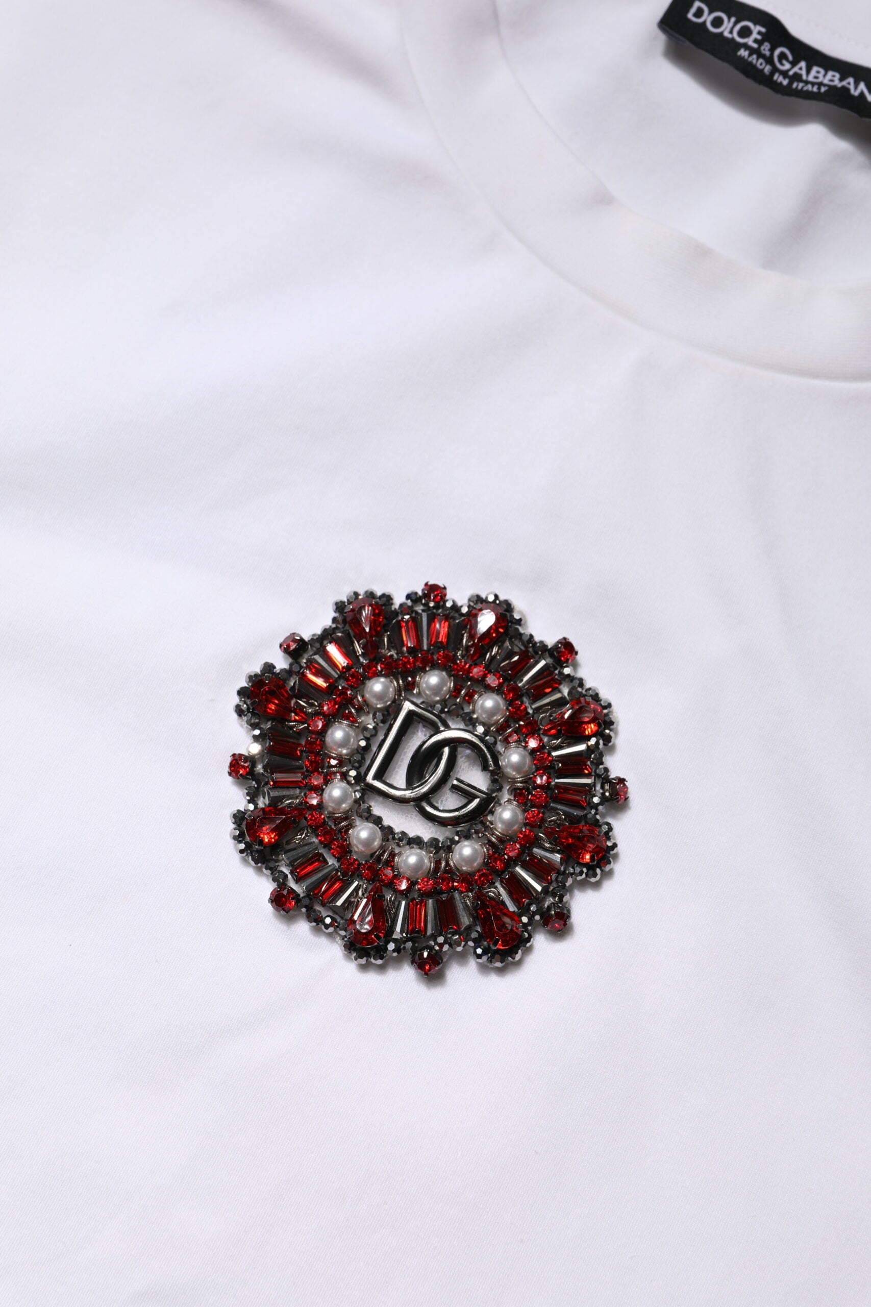 Weißes T-Shirt mit Logoverzierung und kurzen Ärmeln
