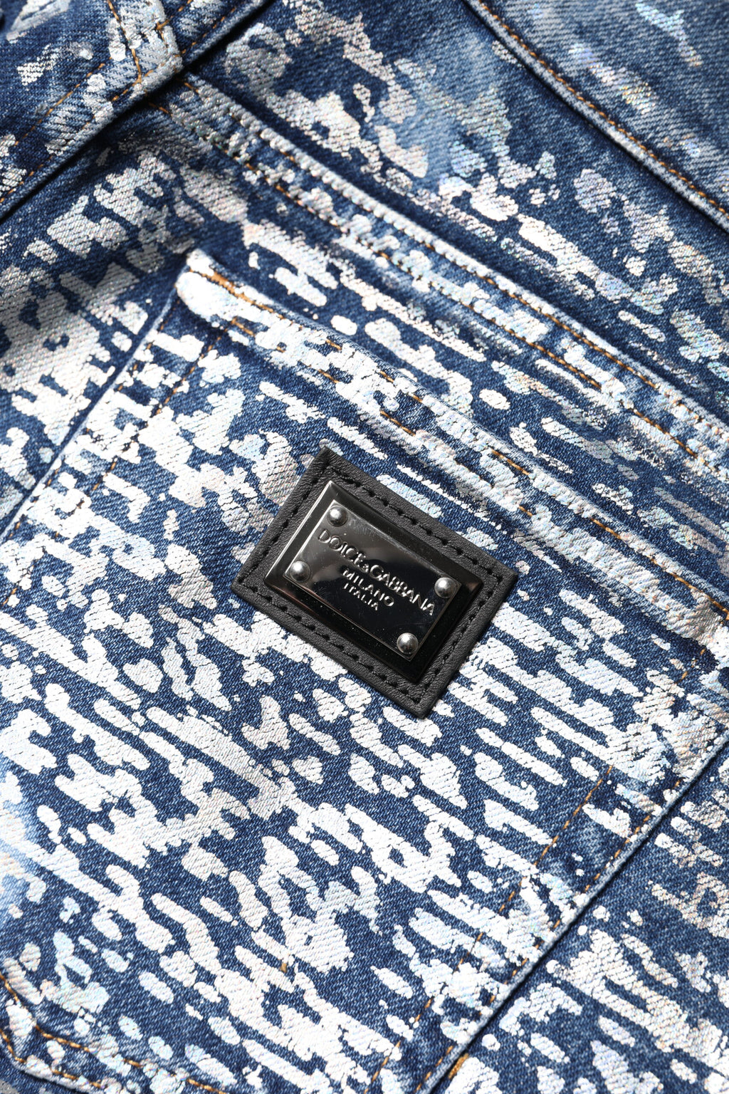 Blaue Jeans mit verwaschenem Print und hoher Taille