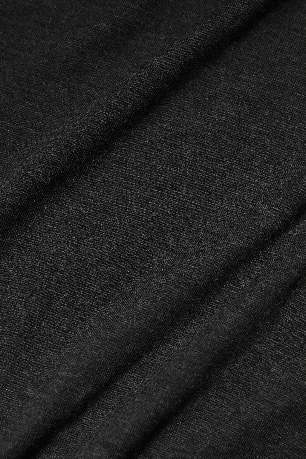Grauer Pullover mit Rundhalsausschnitt und langen Ärmeln