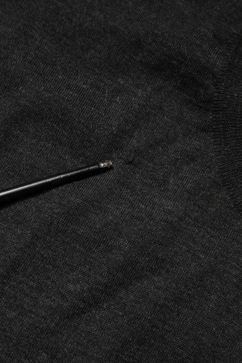 Grauer Pullover mit Rundhalsausschnitt und langen Ärmeln