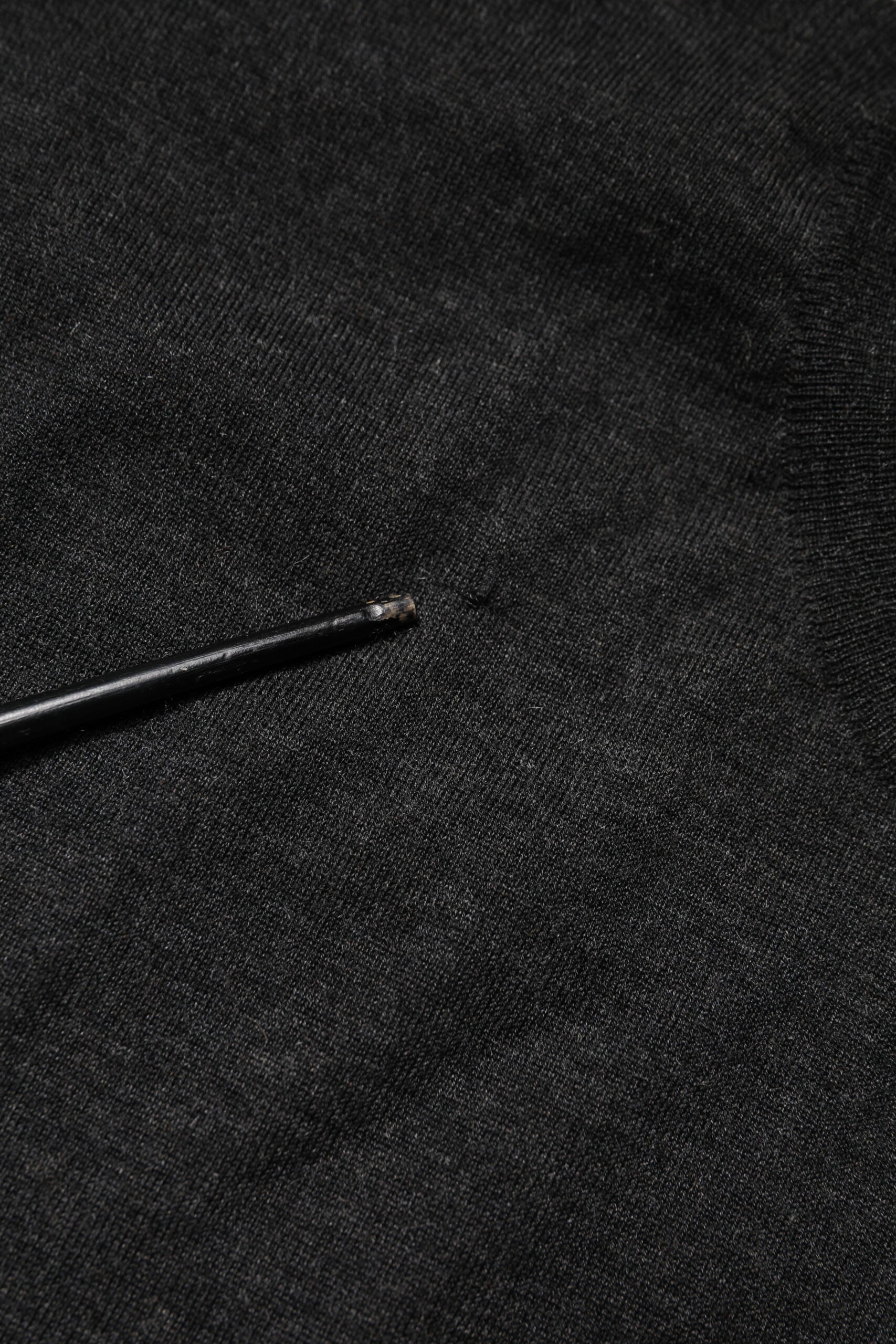 Grauer Pullover mit Rundhalsausschnitt und langen Ärmeln
