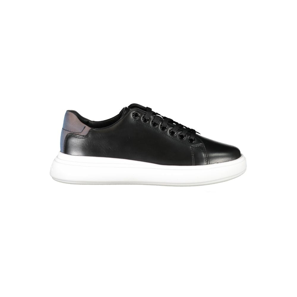 Schicke kontrastierende Schnür-Sneaker