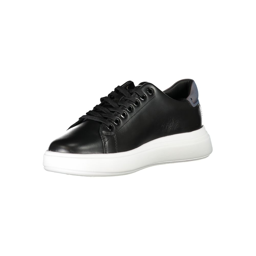 Schicke kontrastierende Schnür-Sneaker